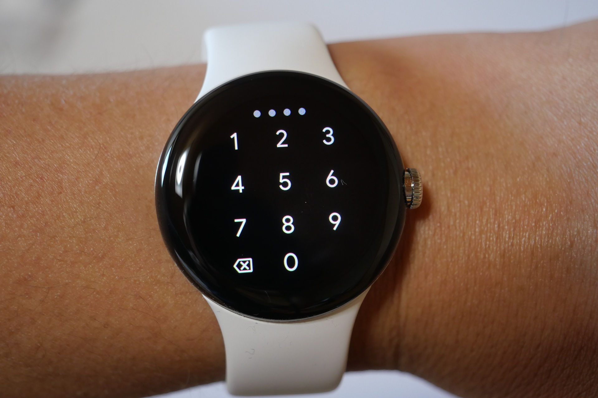 タッチ決済を利用する場合、決済までにPINまたはパターン入力認証を行っておく必要があるが、Pixel Watch装着後に1度でも認証を行っておけば、それ以降Pixel Watchを外すまで入力の必要はない