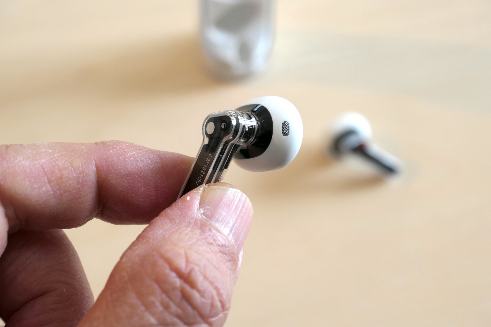 ステムは2本の指で挟むように押して操作可能。長押しで音量を調節でき、音声アシスタント（Siri）を起動するようにも設定できる