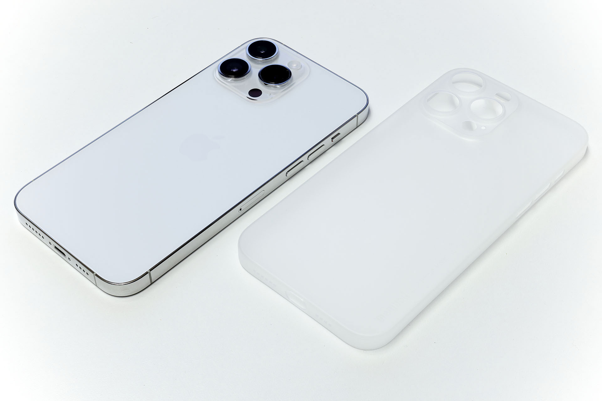 シルバー（白）のiPhone 14 Pro Maxとマットホワイト（白半透明）のmemumiケースを使用中