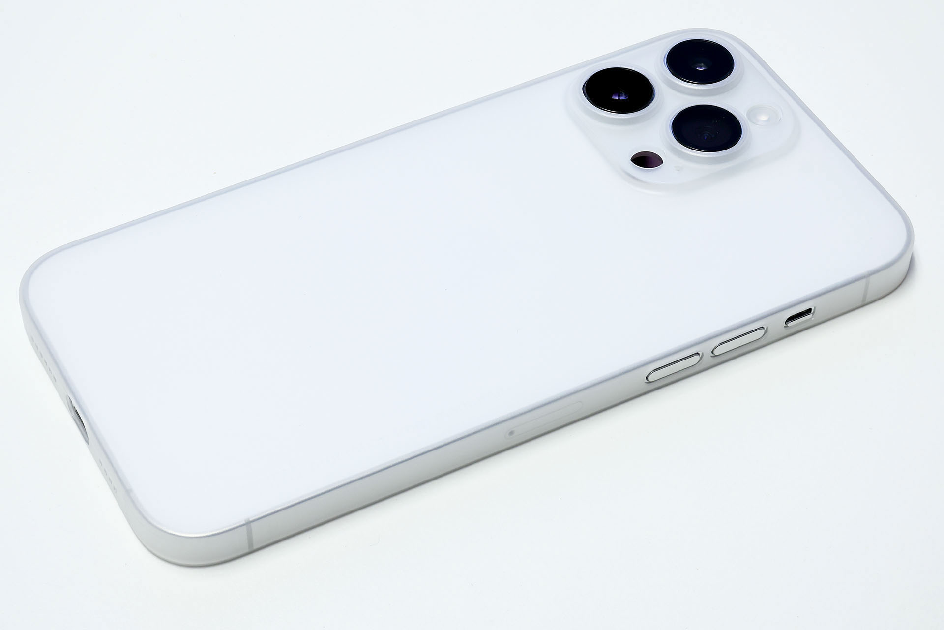 ケースは極薄で半透明のため、iPhone 14 Pro Maxにセットしても端末の薄さはほとんど損なわれず、色も自然な感じ。実際にはリンゴマークもうっすら見える