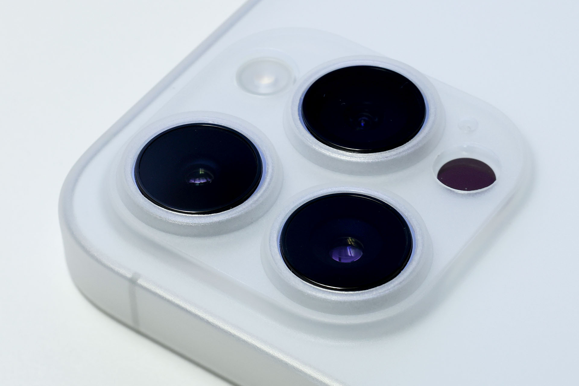 極薄ケースだがカメラ部もレンズ以外をしっかりカバーしている。傷防止性能は十分高いケースだ