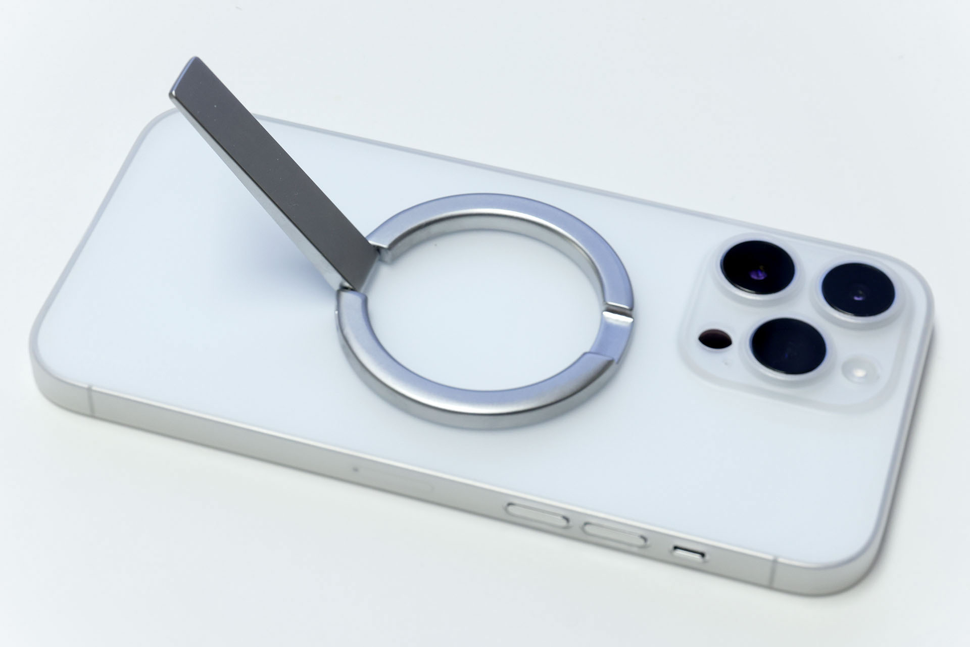 MagSafeで吸着するスタンド。やや注意して扱えば問題なく使えるが、余計な力をヘンな方向に加えるとスルッと外れてしまうことがある