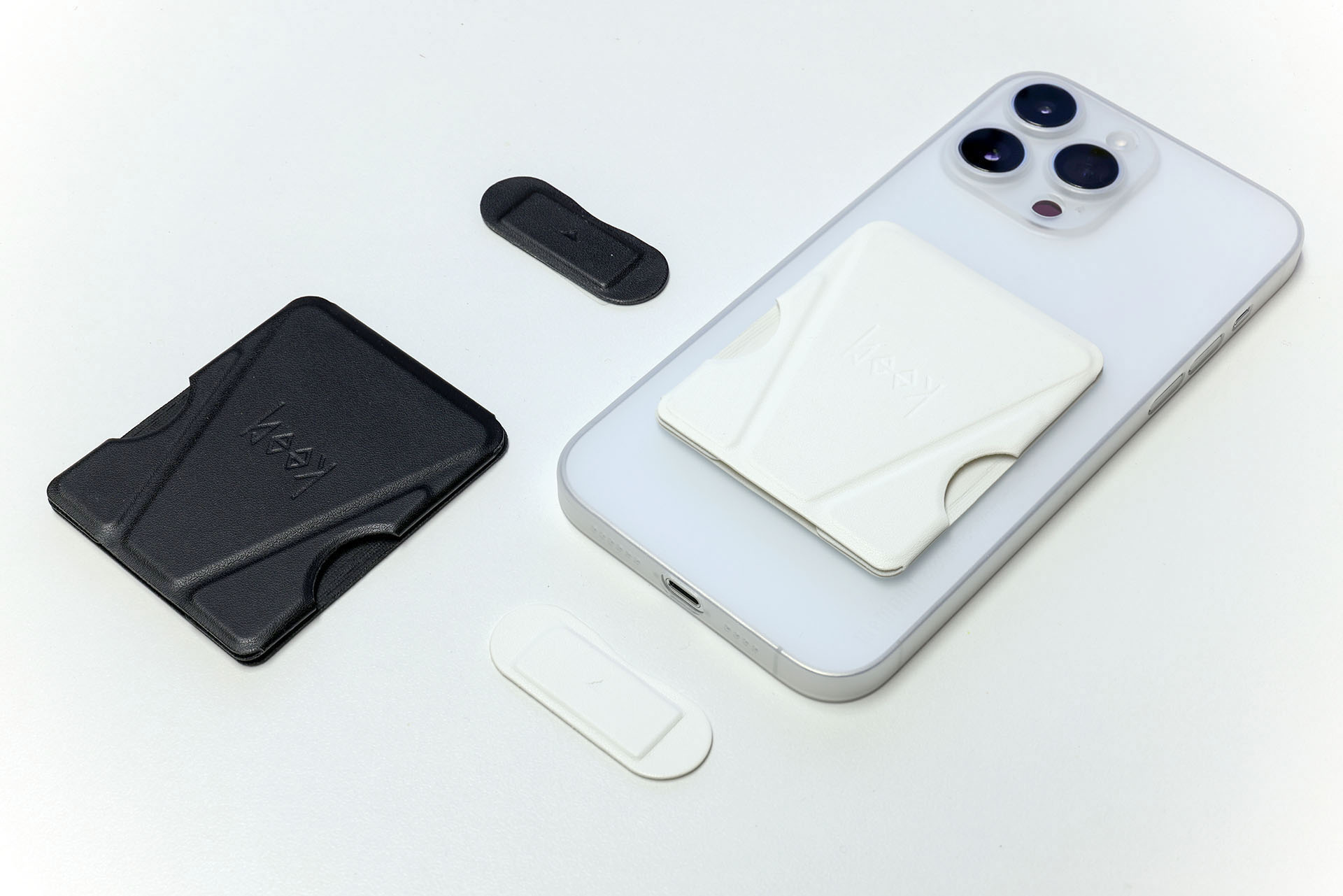 beakは貼り付け型のスマートフォンスタンド。繰り返し貼り剥がしできる粘着パッドで端末に貼り付ける。ただし、シリコンケース、TPUケース、強化ガラスケース、それからiPhone背面のすりガラスなどには吸着しづらい（剥がれやすい）。写真はmemumi極薄ケースの上にbeakを貼っているが、この極薄ケースはポリプロピレン製でbeakをしっかり貼れた。なお、beakのカラーは「ヤタガラス・ブラック」「クジャク・ホワイト」の2色展開。beakは「クチバシ」という意味。直販価格は3480円