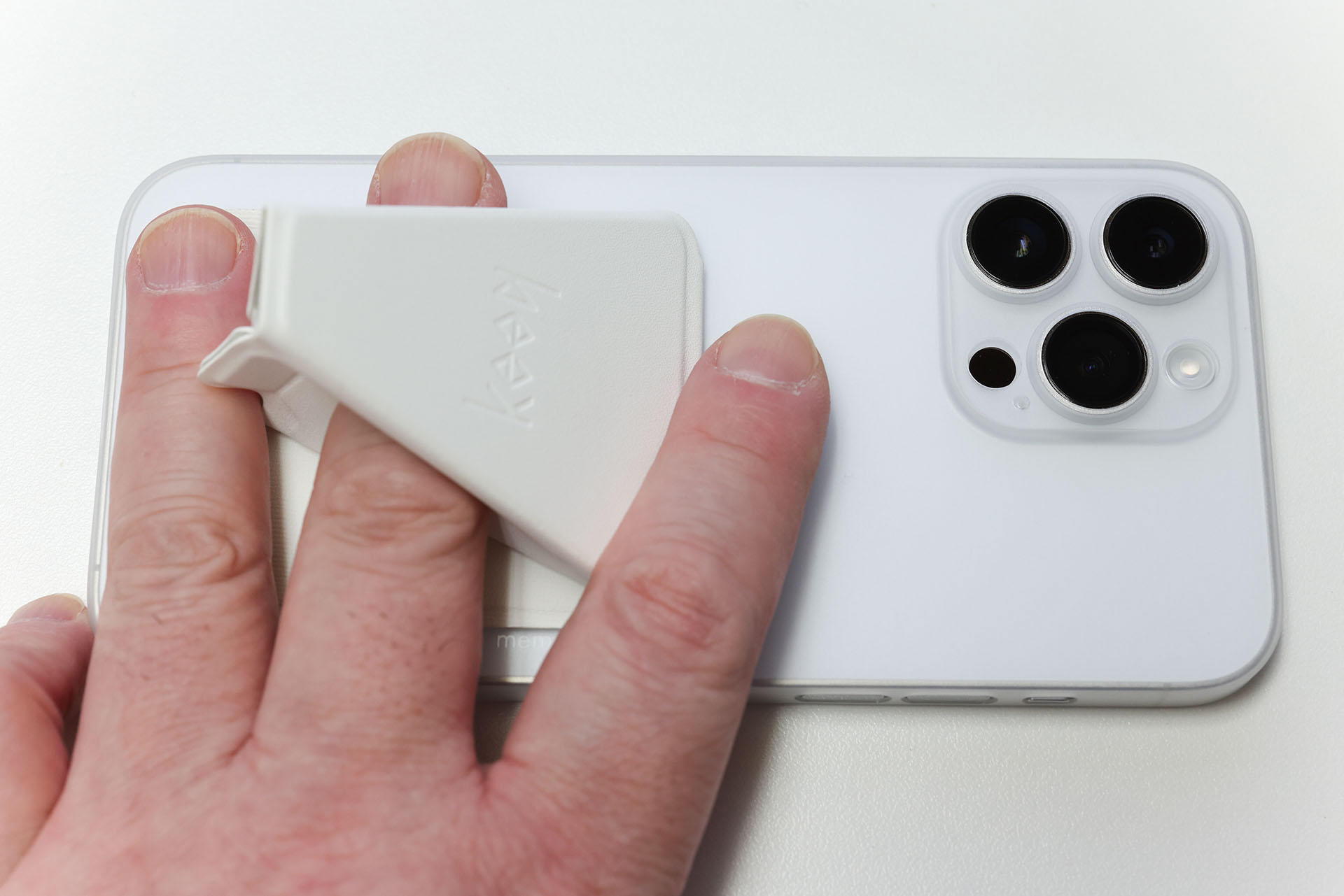 穴に指を通せばグリップとしても機能する。端末が落下することはまずないという使用感だ。もちろん、デカい端末の片手操作がよりラクになるのであった