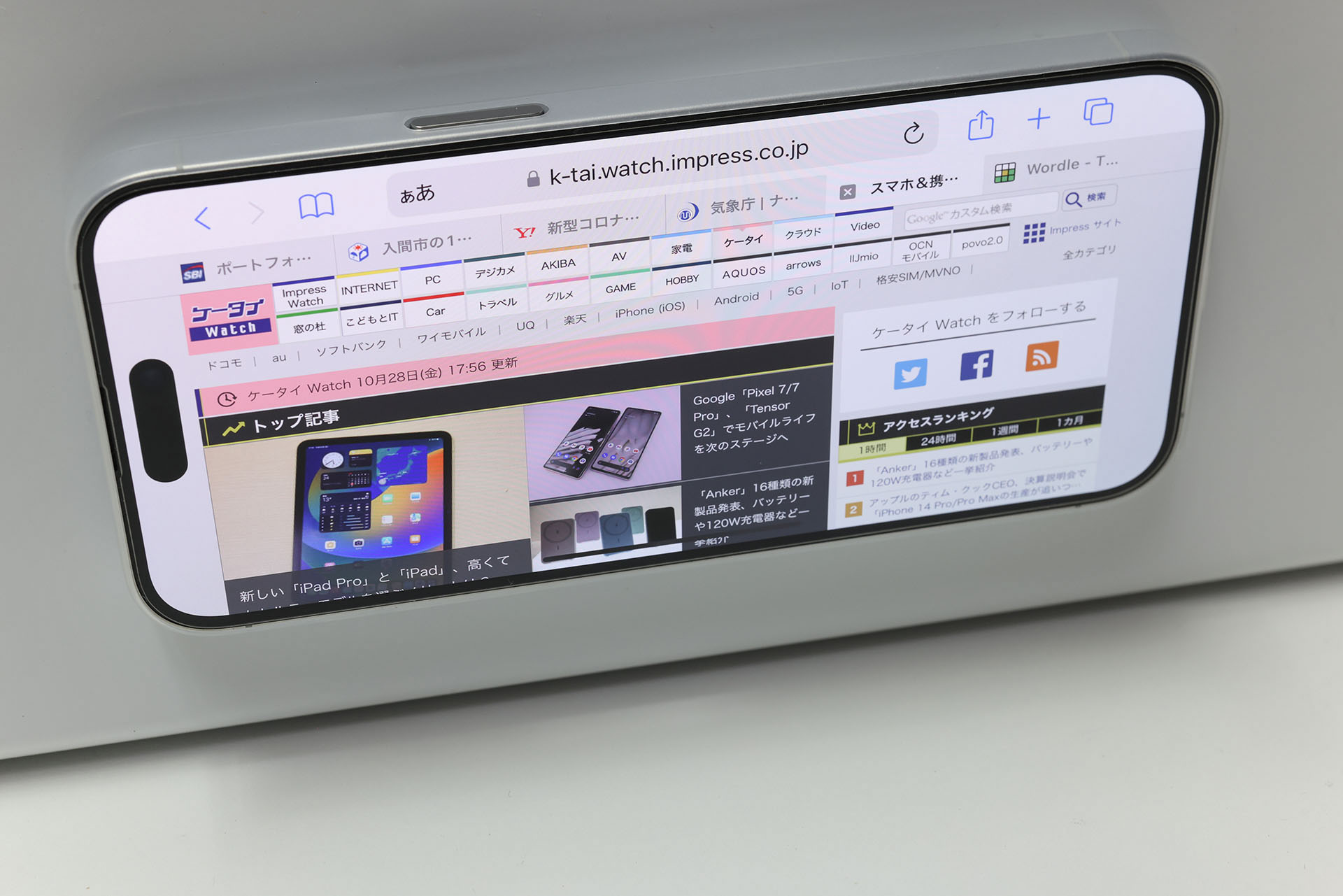 鉄などの強磁性体で作られたプレートにbeak内蔵マグネットで吸着させられる。吸着力は強めでズリ落ちるような感じはない。