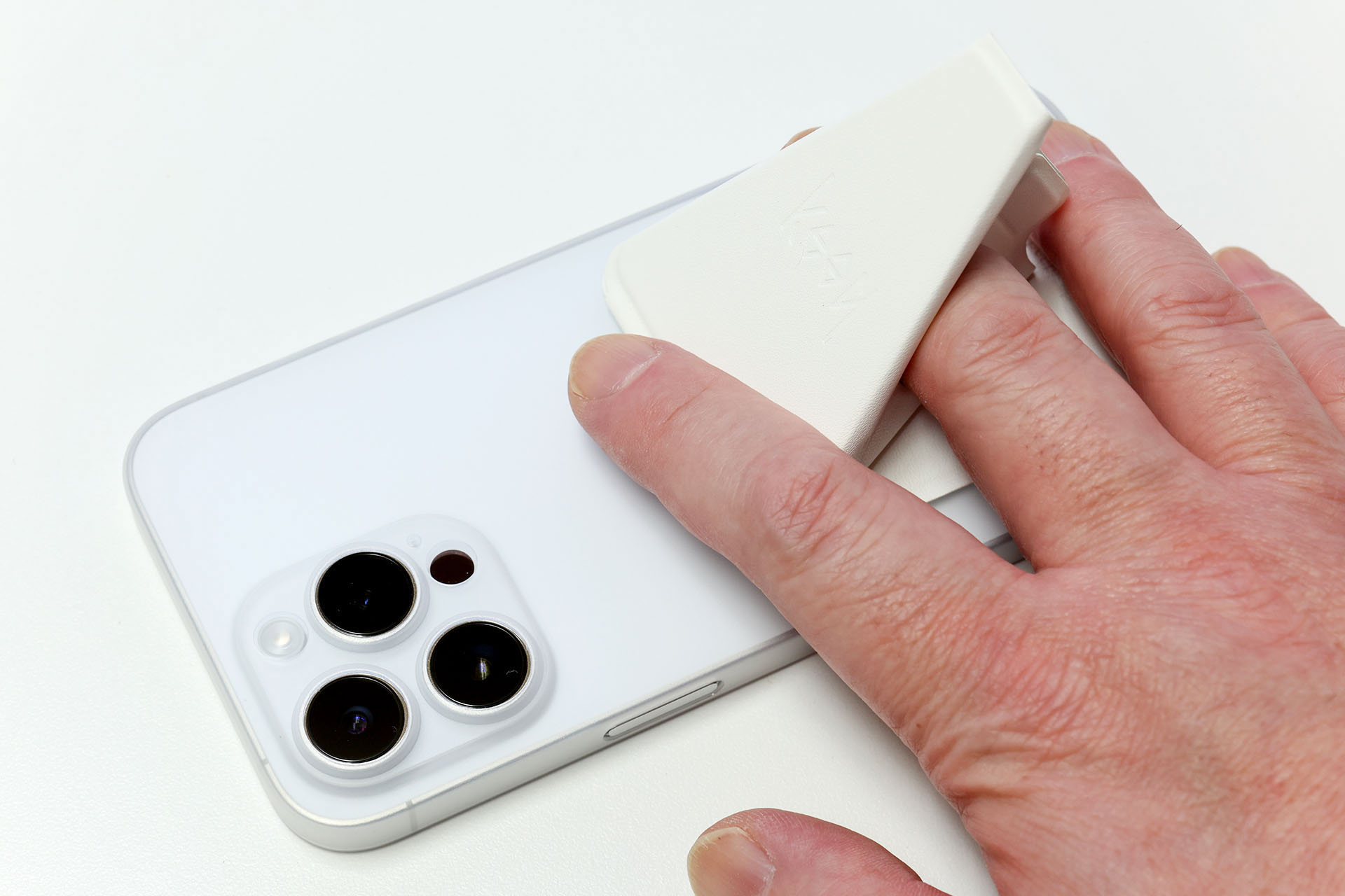 beakの穴に指を通せば片手で安定的に端末を持つことができる