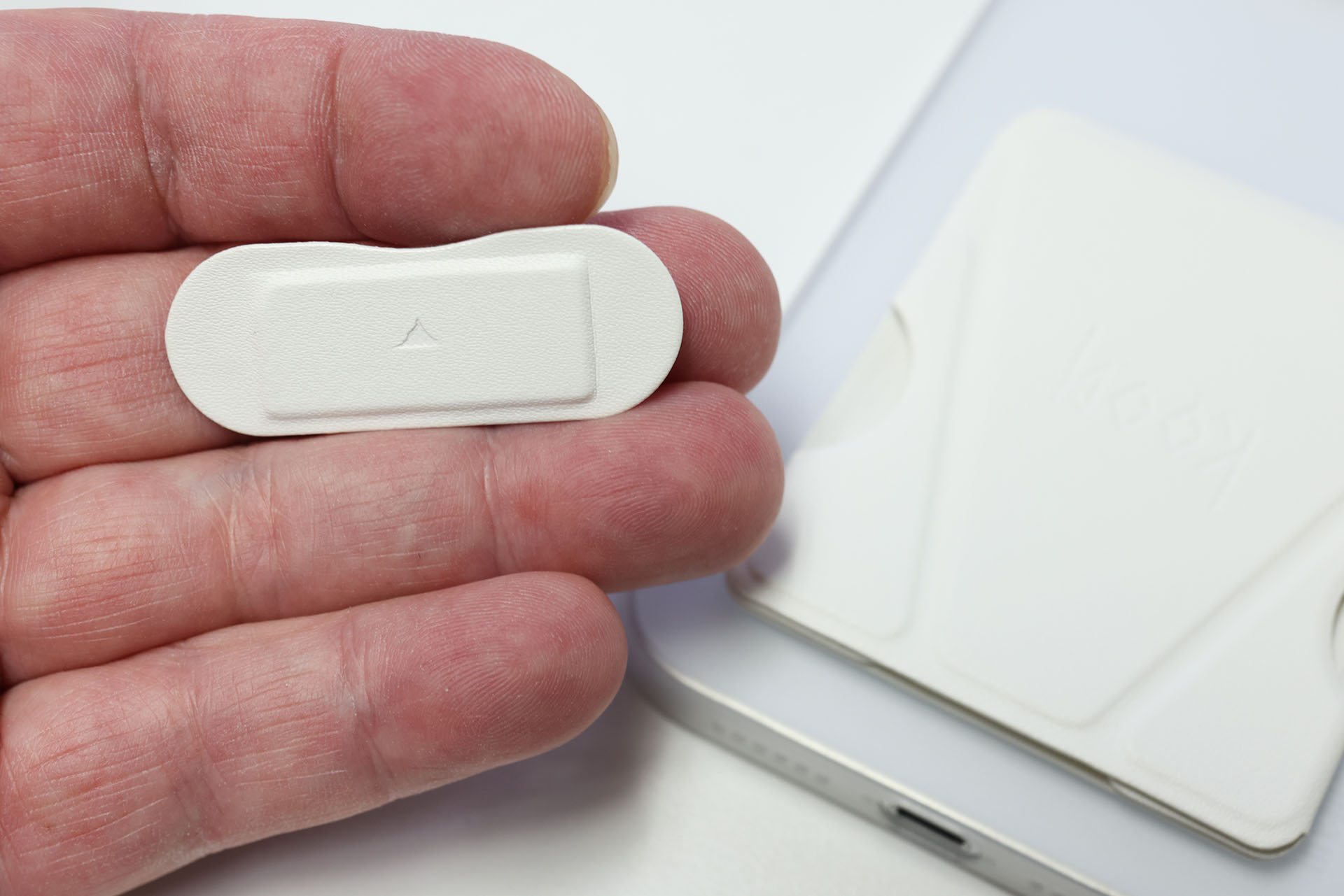 beak付属のアタッチメント。いろいろな面に対して貼り剥がしできる。内部にマグネットがあり、beakと互いに吸着し合う