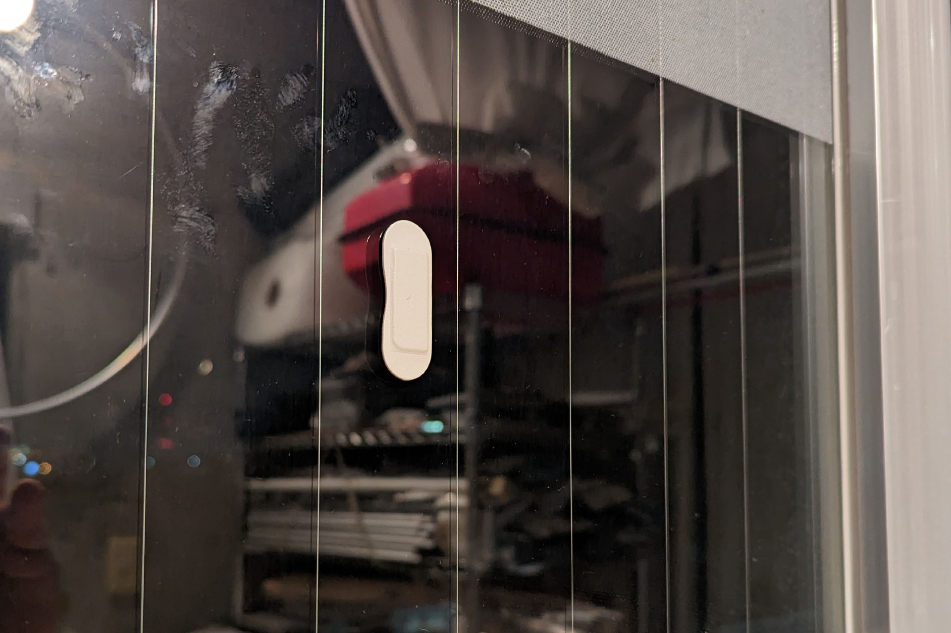 アタッチメントは窓ガラスにもしっかりくっつく。アタッチメントの粘着力は強く、薄いガラスだと（剥がすときに）ガラスを破損する可能性があるのでご注意を