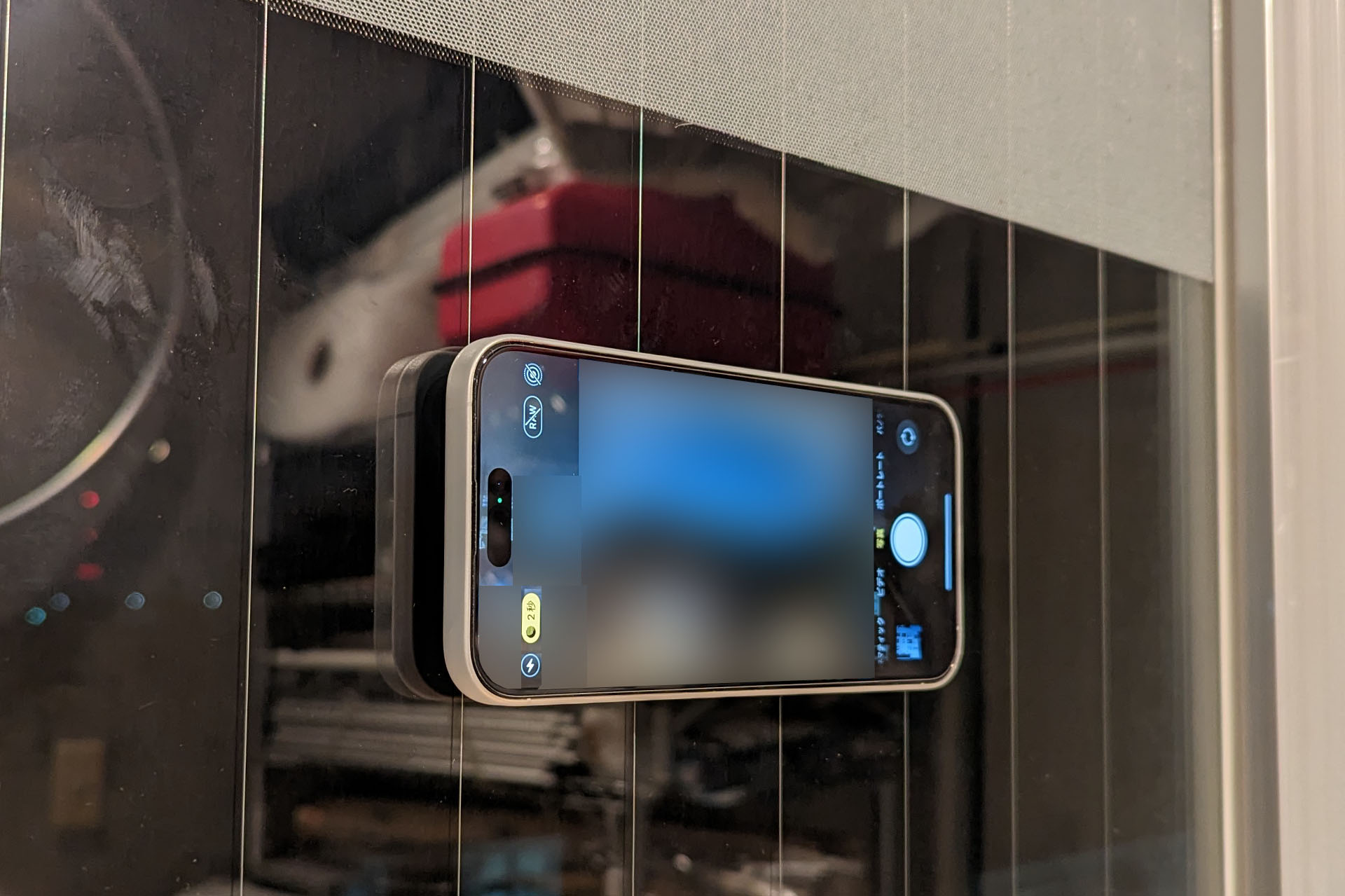 そこにbeak装着スマートフォンをセットすることができる。ただし、ショップなどの窓ガラスにアタッチメントを貼ったりbeakをセットしたりする場合、ショップに許可を取るなどし、マナー違反や違法にならないようご注意を