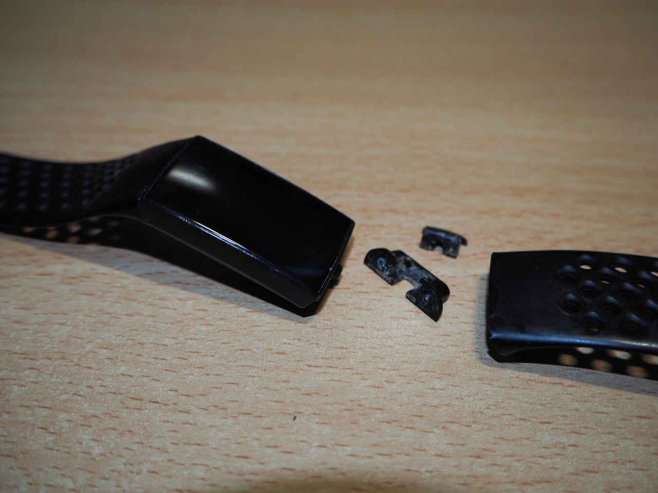 1年以上使い続けた「Fitbit Charge 4」だが、本体の接着が取れてバンドを装着できなくなってしまった