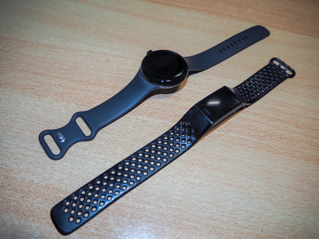 奥側がPixel Watchで、手前側がFitbit Charge 4。本体の大きさは割と違いがあるが、バンドサイズが大きく変わらないこともあって装着感はそこまで変わらなかった