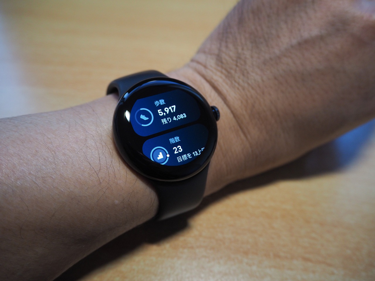 画面が明るく見やすい上、Fitbitのダッシュボードを直接参照することも可能。歩数や消費カロリーなどの推移を直接グラフで確認できるのは嬉しい