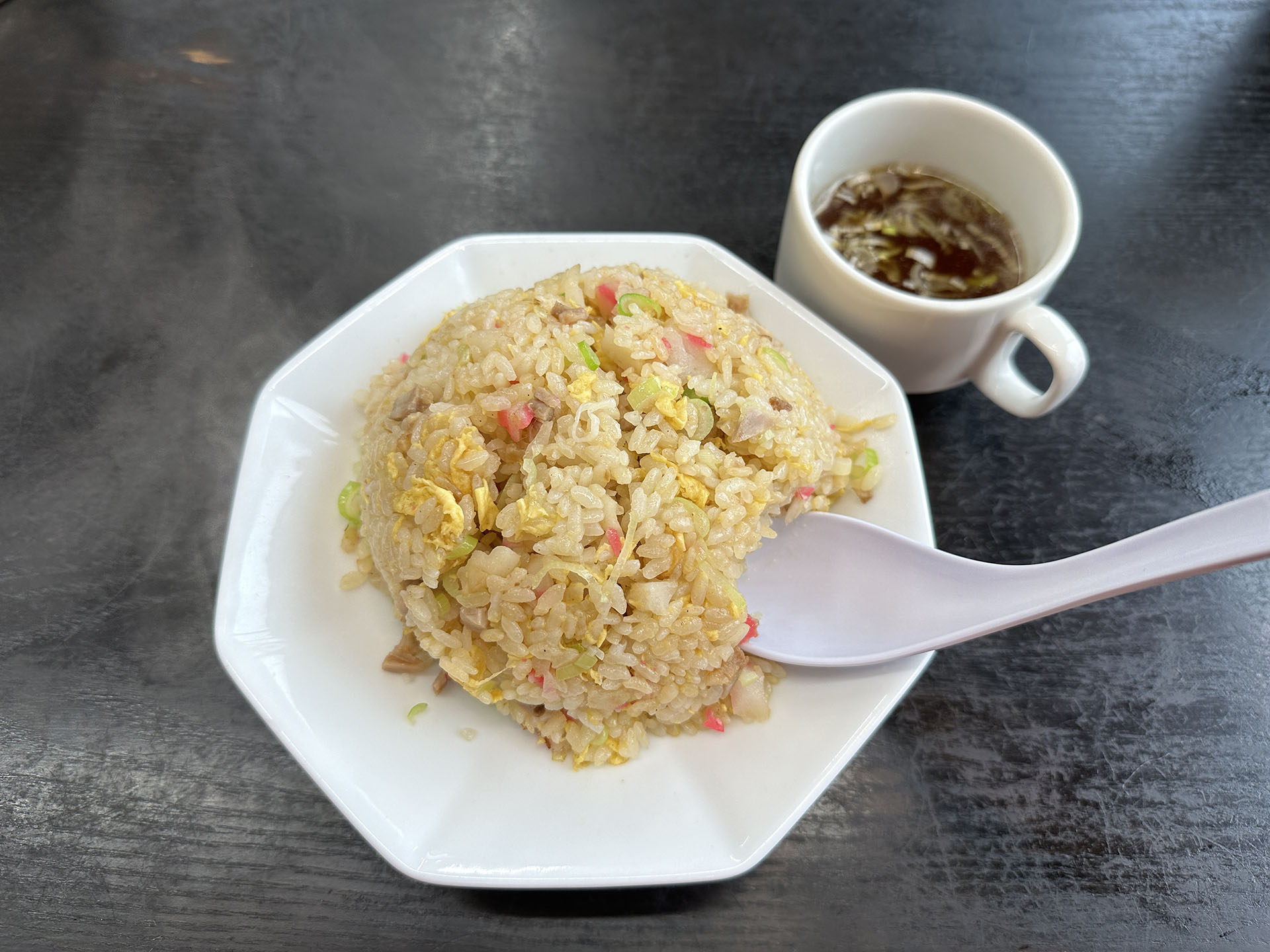 通常撮影モードでレンズは1x（24mm）でチャーハンを撮影。あらま！　iPhoneでチャーハンけっこう撮影してきた（しかも同じ店のほぼ同じ場所だ）が、こんなに自然かつリアルかつ精細に撮れたのは初めて！