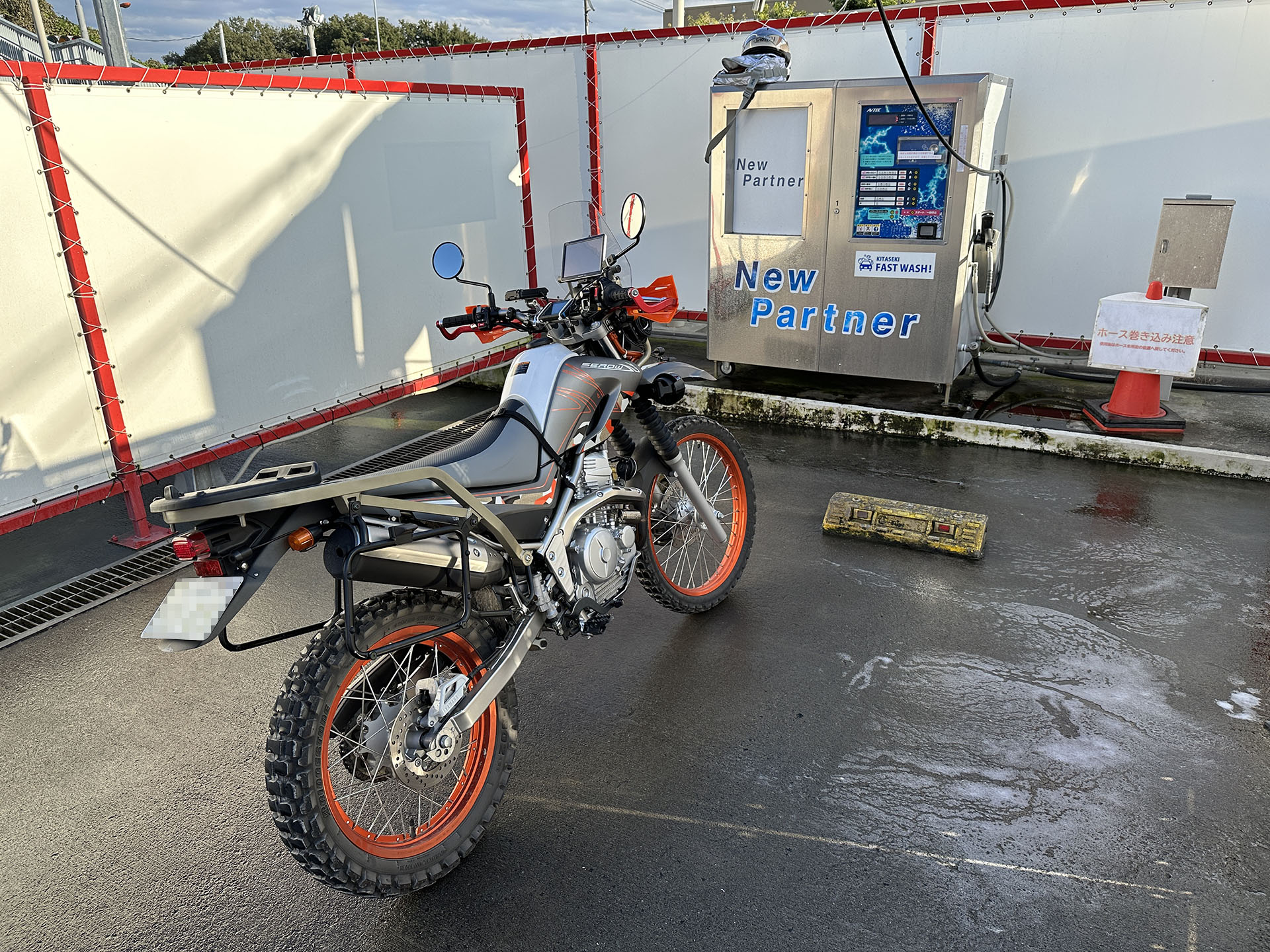 林道的なところを走行後は洗車。暗いところから明るいところまで適切にコンピュテーショナルフォトグラフィーしてくれつつ、ディテイルの描写も良好で、イイ感じの記録写真となった。現場にいた俺としては「そう、こういうふうに夕方で、バイクはこんな色合いで、空の雰囲気もこうだった」と感じられるので、自然な見え方になるよう処理しているんだろうなと感じる。なお、ナンバーの部分のみモザイク処理している。