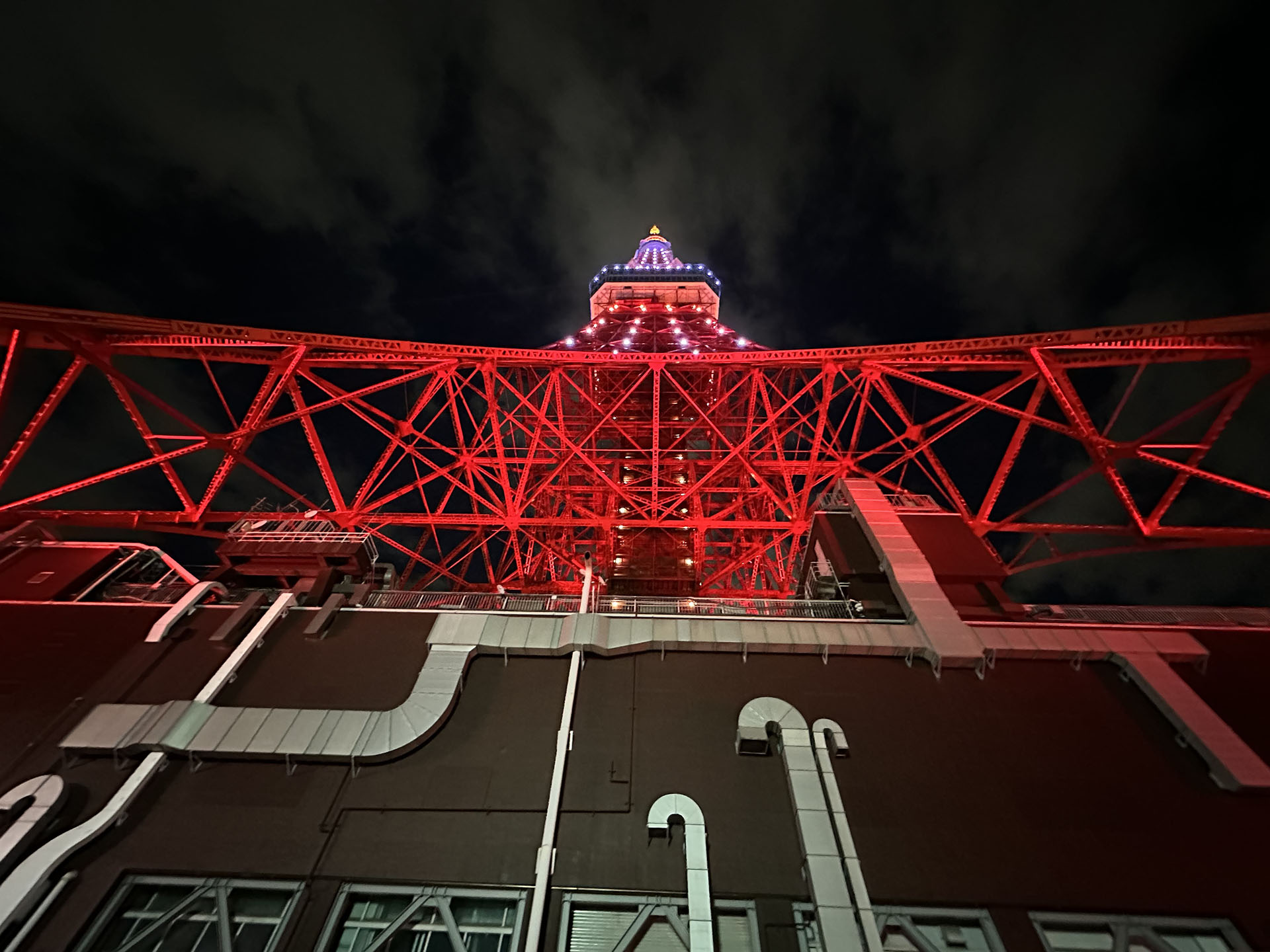 赤が強い感じだが、これは赤い光でライトアップされているからだ。