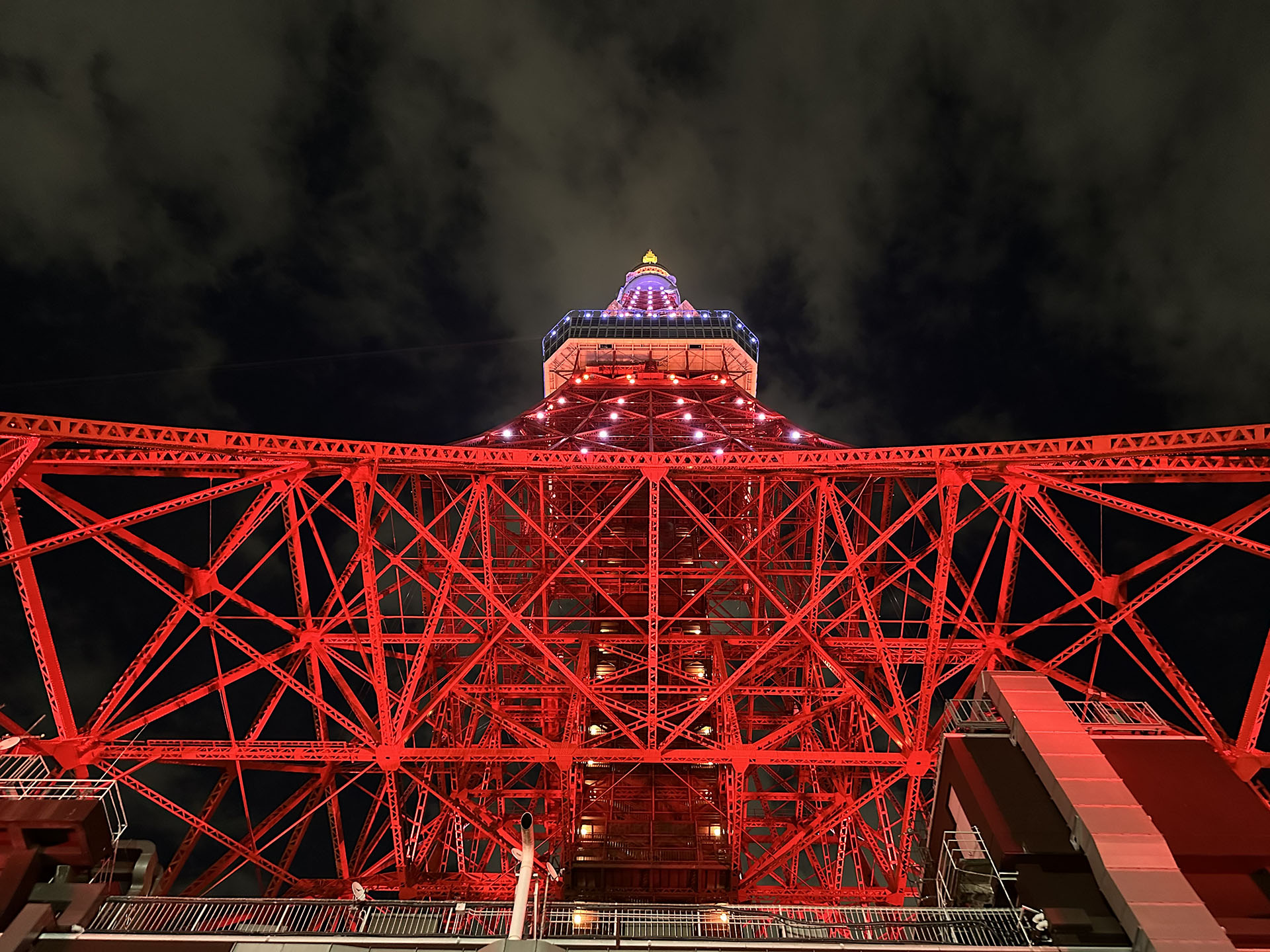 赤が強い感じだが、これは赤い光でライトアップされているからだ。