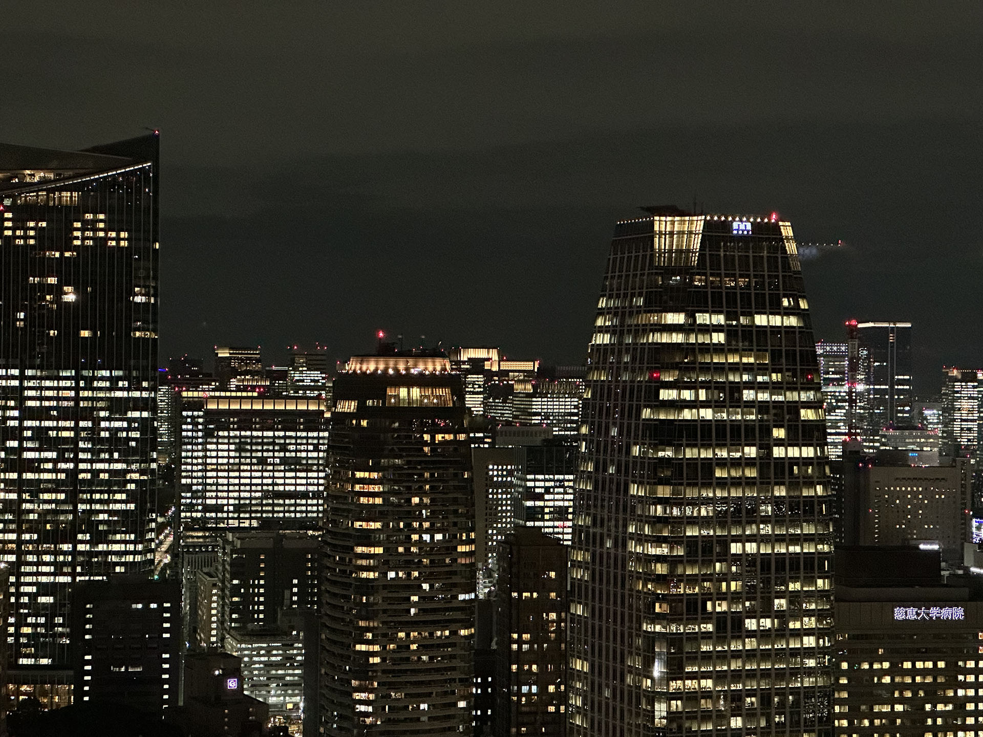 窓越しに都市を鳥瞰撮影。