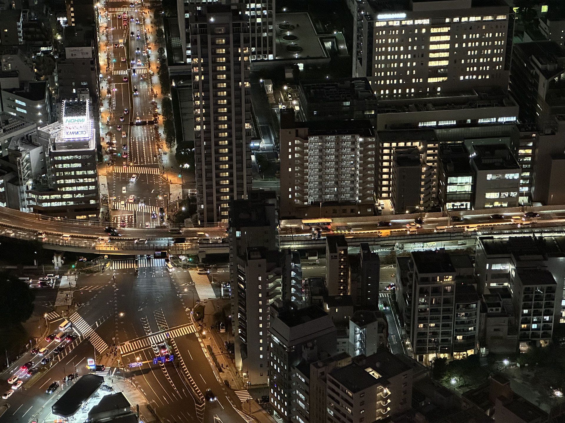 ちょっと下向きにして道路を撮影。