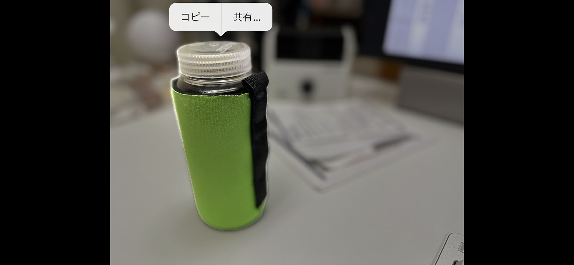 撮った写真のなかの切り抜きたい対象を長押しすると、その部分がエフェクトで囲われてコピーなどができるようになる。ドラッグしてほかのアプリを開いてドロップ（貼り付け）することも可能。切り抜き可能な対象はけっこー幅広くて驚かされる。切り抜き不可能な対象の場合、長押ししても無反応だ。