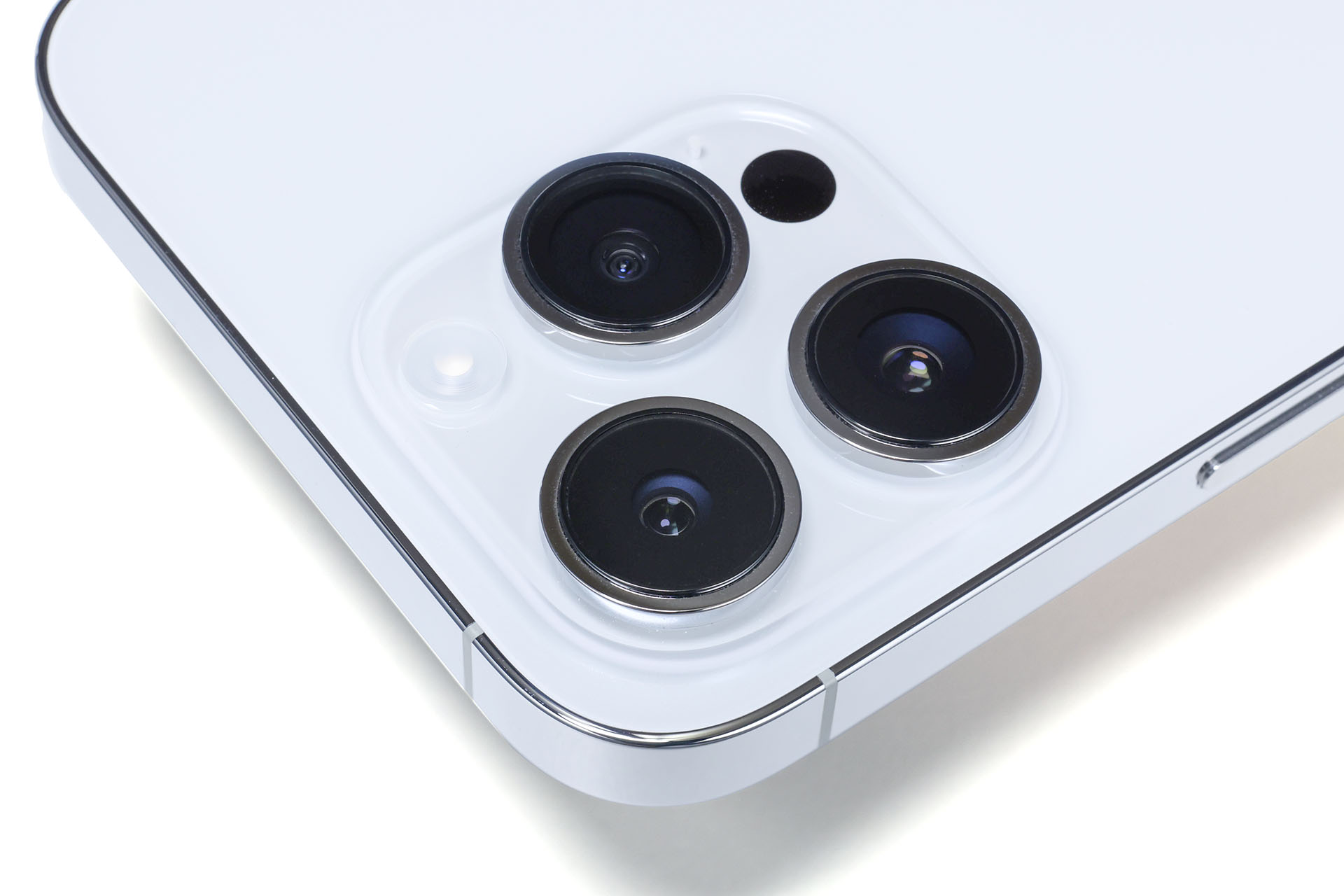 iPhone 13 Pro Maxのレンズの出っ張りまではギリギリ許せる感じだったが、iPhone 14 Pro Maxの出っ張りを見ると「iPhone 15 Pro Maxはどんなことになっちゃうのぉ～？」と不安になってくる。本体を厚くしてレンズ凹ましてスマートフォン中最強のバッテリーライフ端末とかにしてほしい。