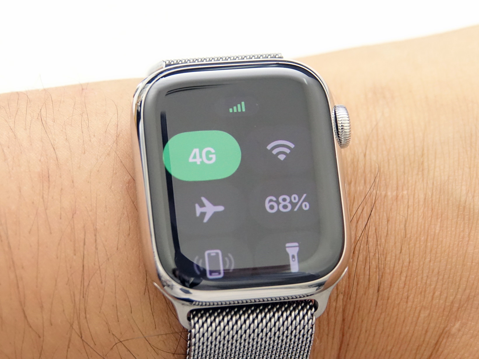 モバイル通信対応モデルなら、スマートウォッチ単体で通話やデータ通信を利用できる。その際にかかるコストを解説していく。写真はApple Watch Series 8 Hermes