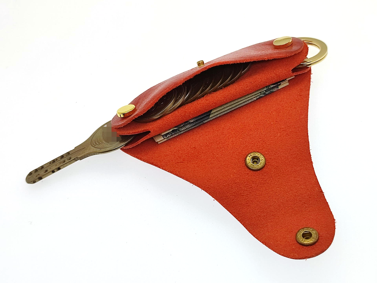 お札は縦8分の1に折って収納。硬貨は重ねて分厚くならないように収納する”お散歩ウォレット”