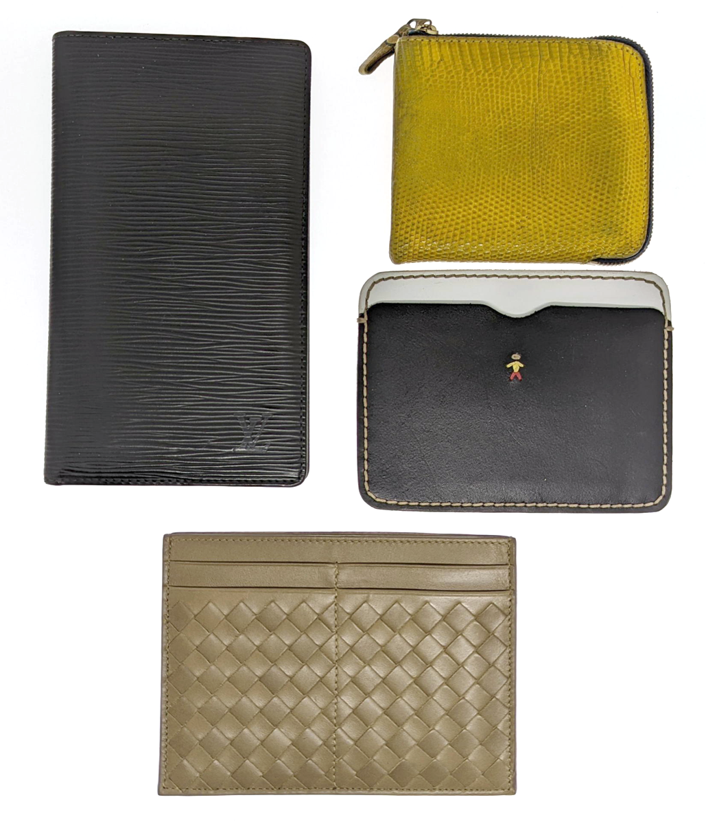 2つ折りのブランド財布からクレジット重点の財布まで多くの財布が退役中