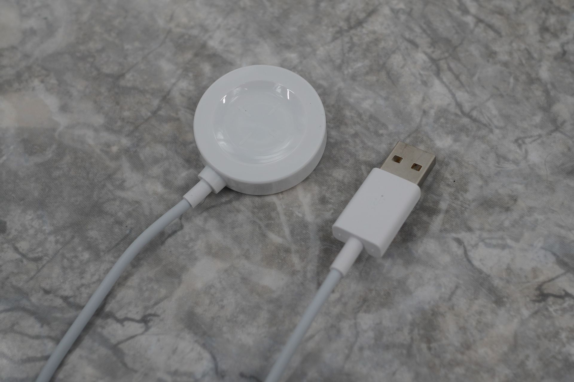 付属充電器はワイヤレス給電タイプ