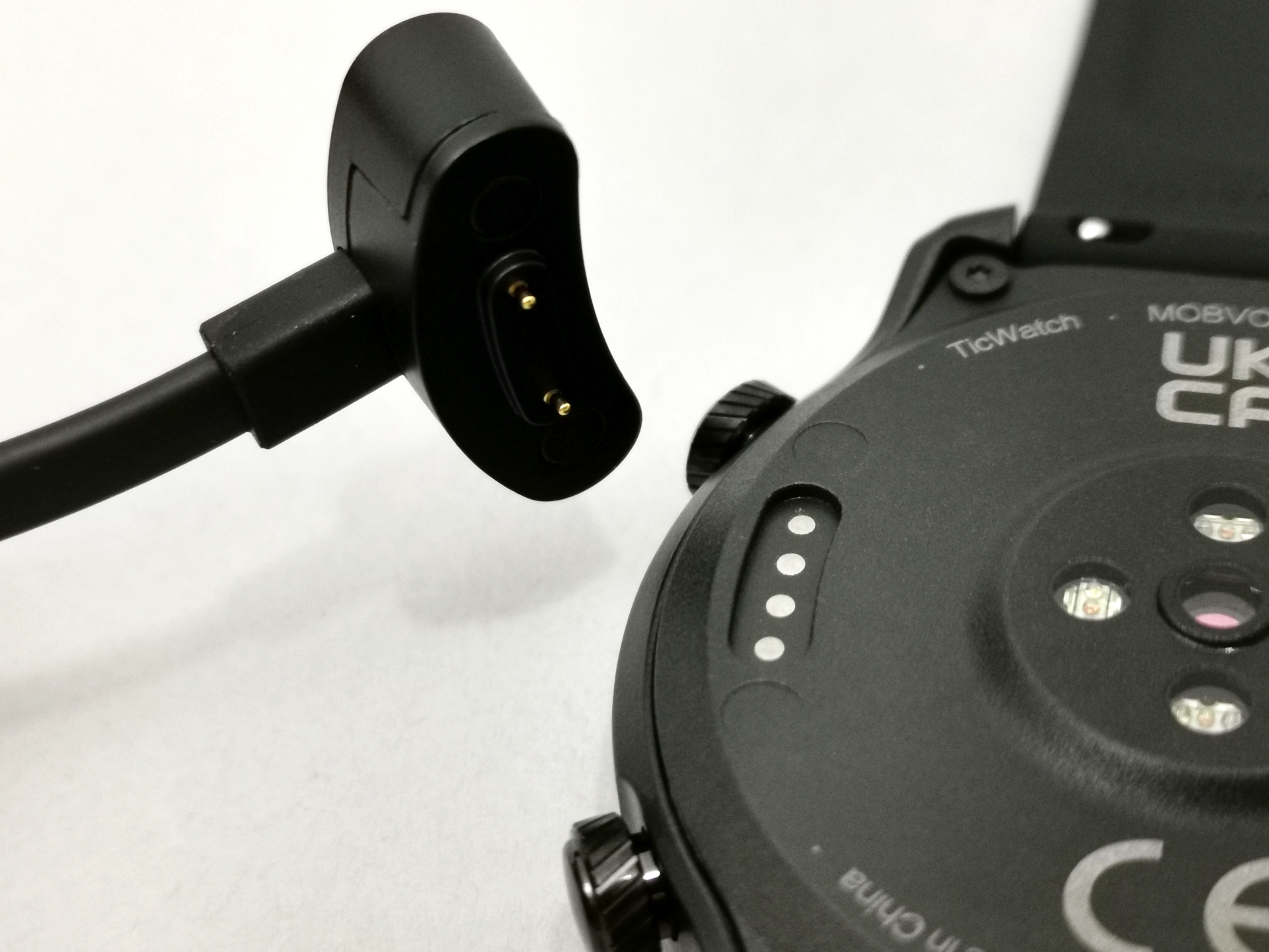 充電はマグネット吸着型の充電ケーブルを使う。挿すタイプに比べると、断然楽だ