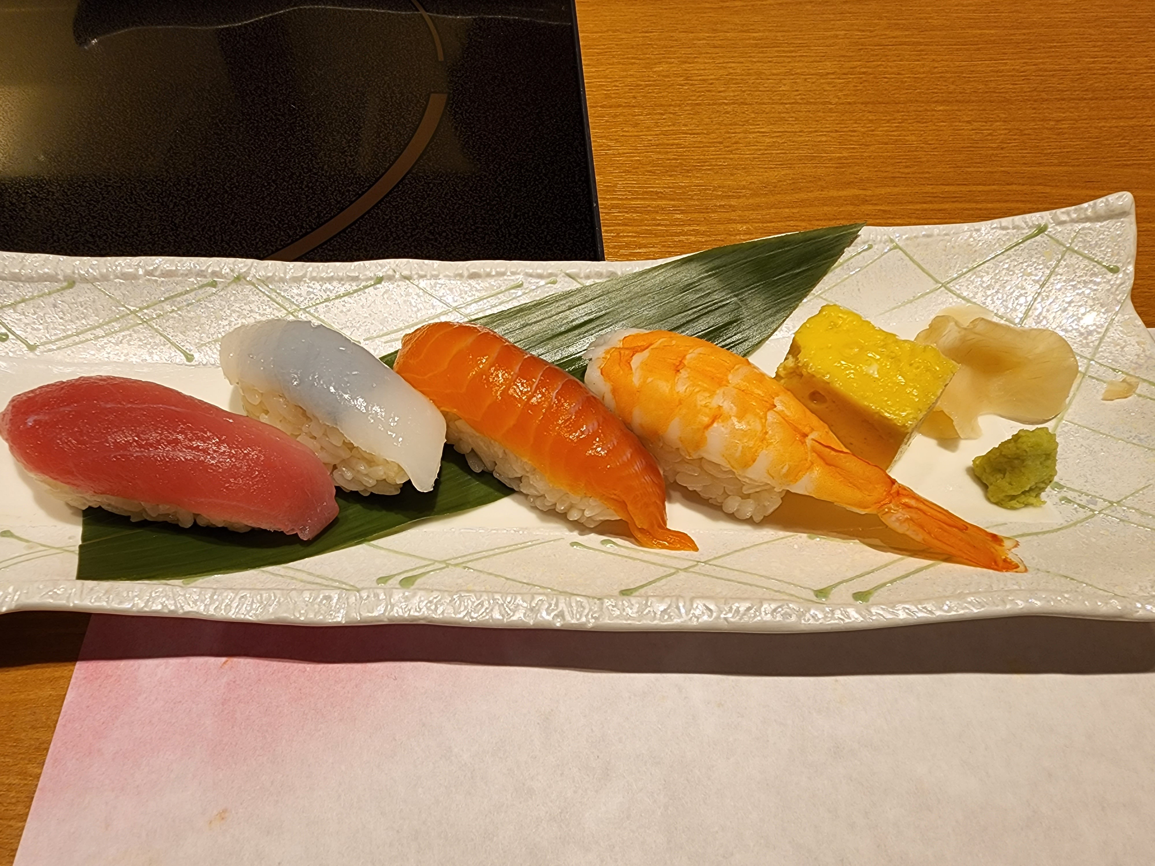 Galaxy S22 Ultraで撮影。お寿司の色味もケーキと基本的に同じ