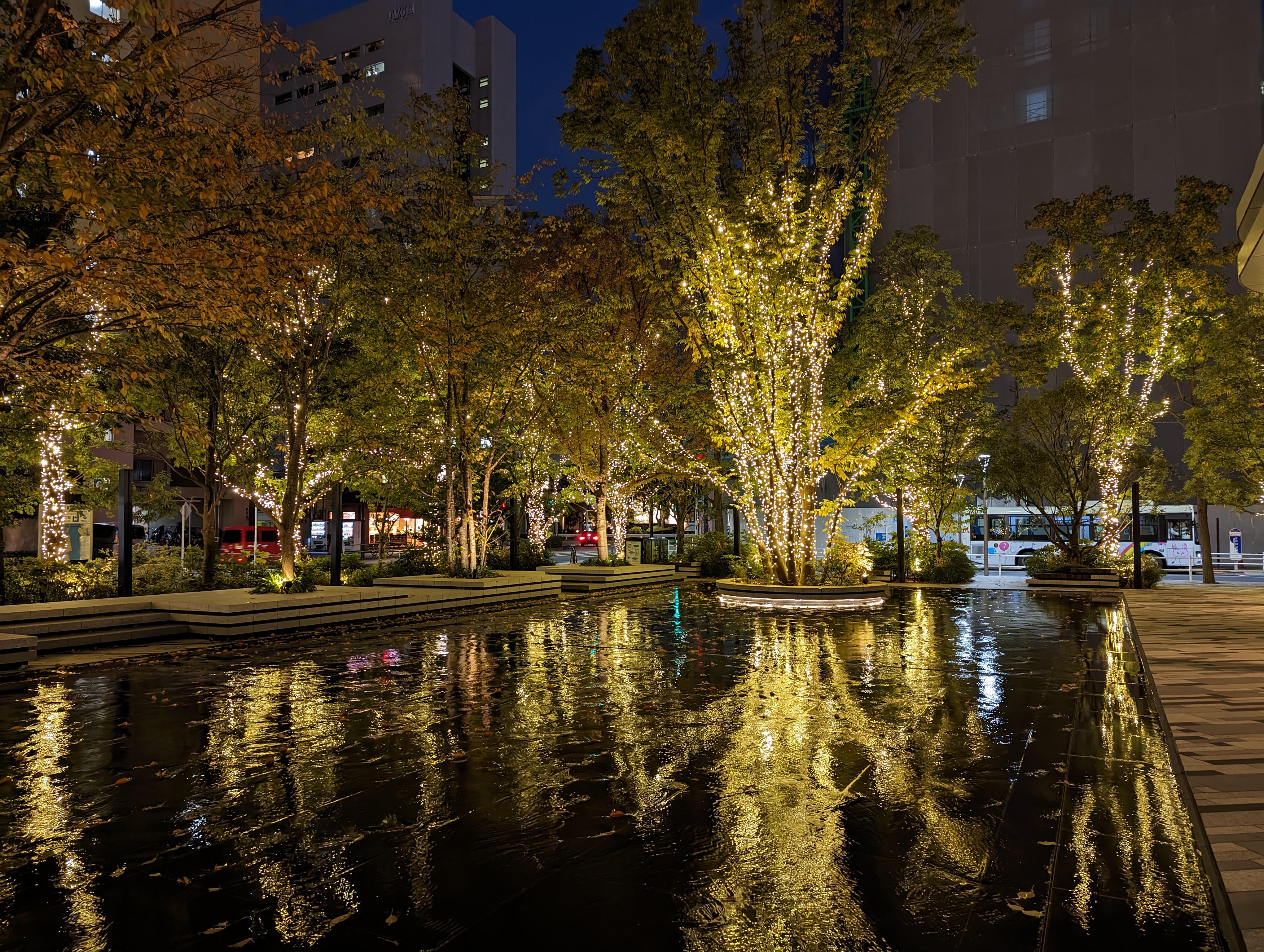 Pixel 7 Proのナイトモード。3機種ともライトの1つ1つが判別できるほどくっきりです