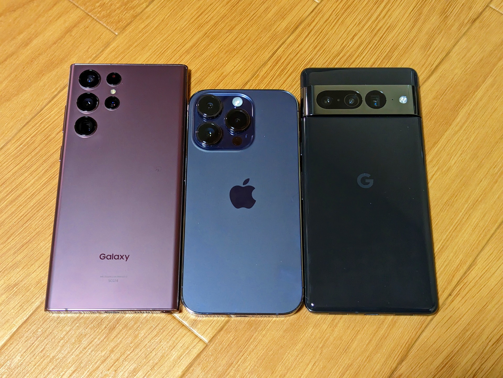 左からGalaxy S22 Ultra、iPhone 14 Pro、Pixel 7 Pro。大人気モデルを3機種も使えて幸せです。