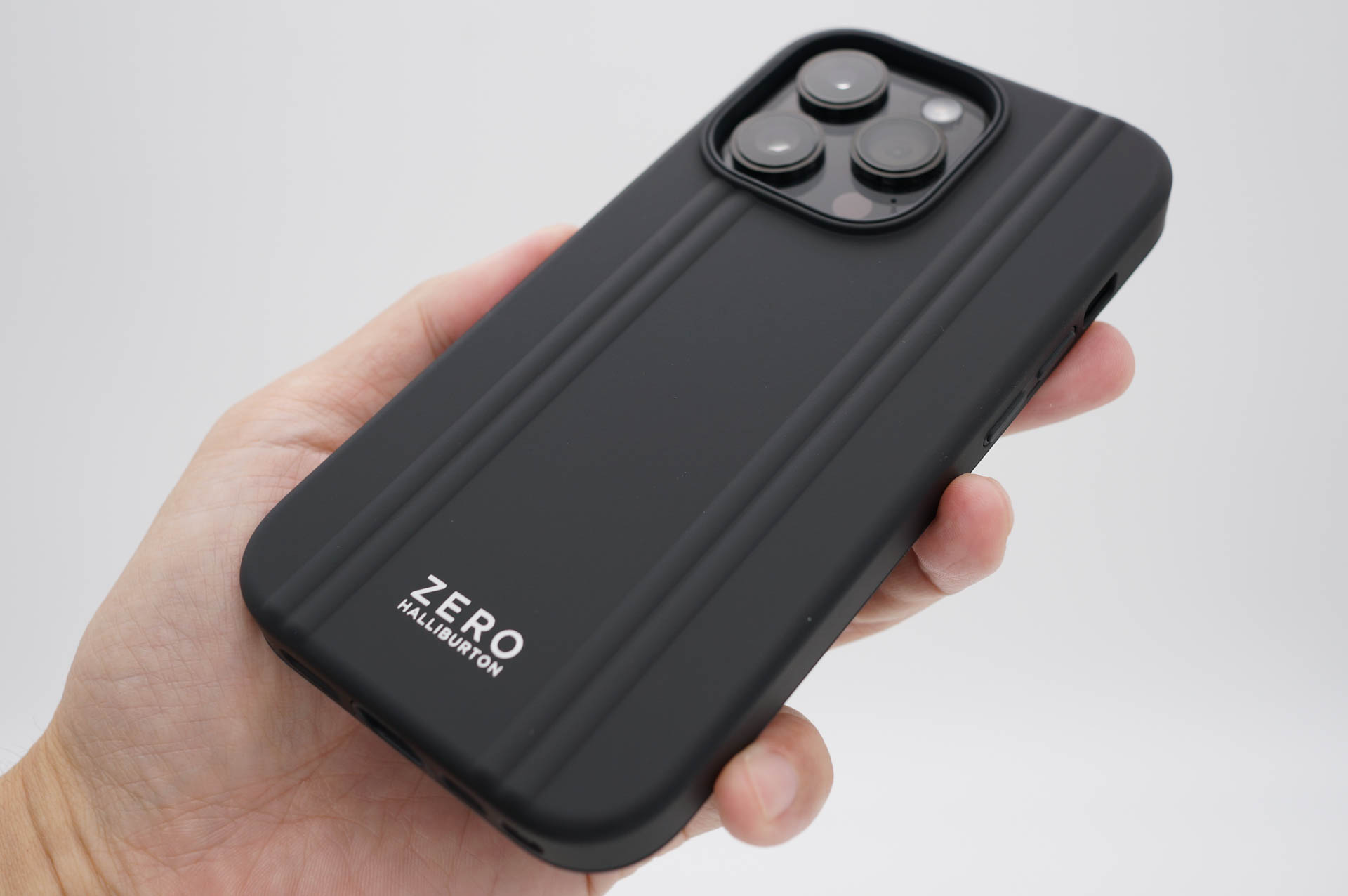 ブラックはラバーっぽい表面仕上げ。指紋も目立ちにくい