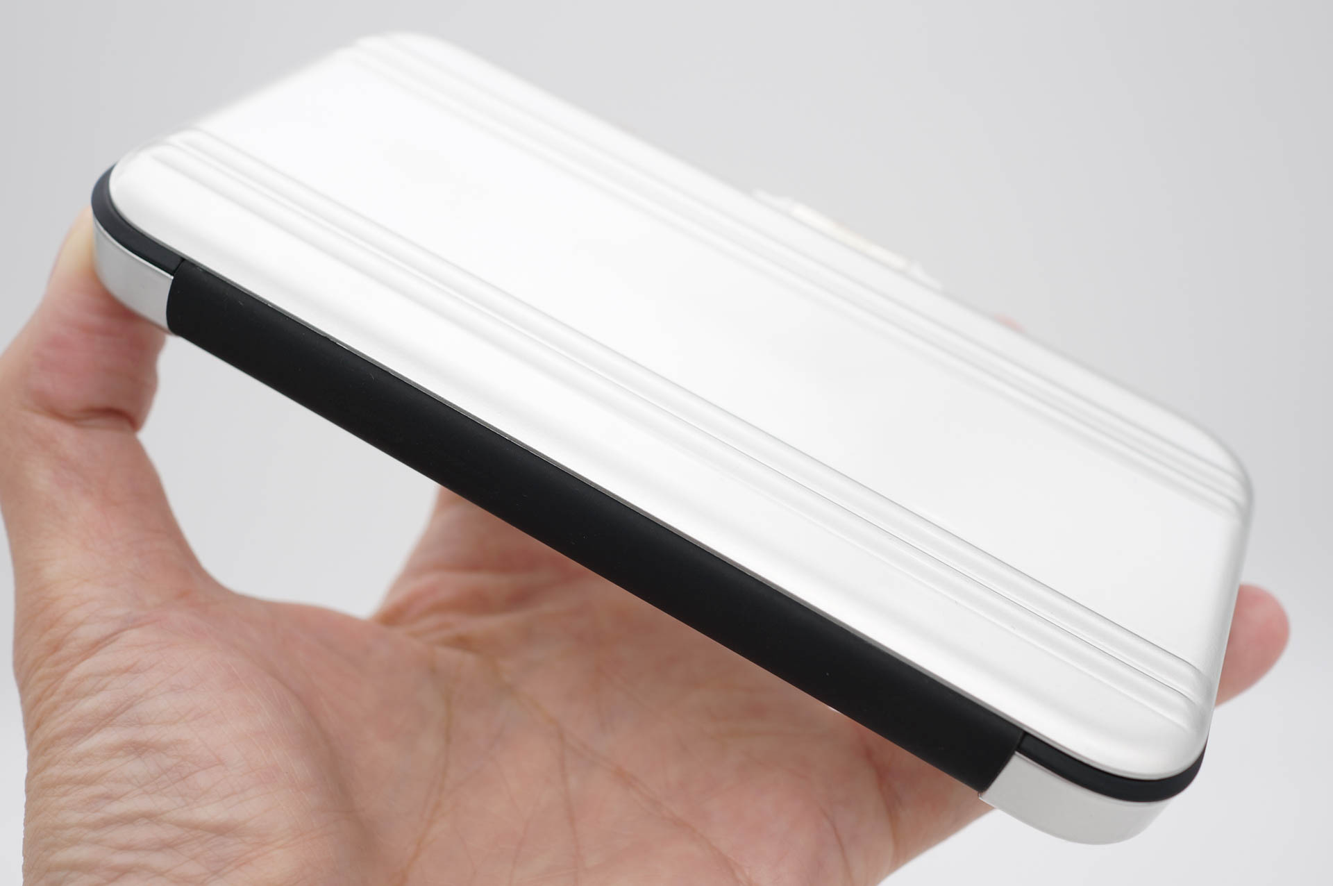 フリップの付け根部分はブラック