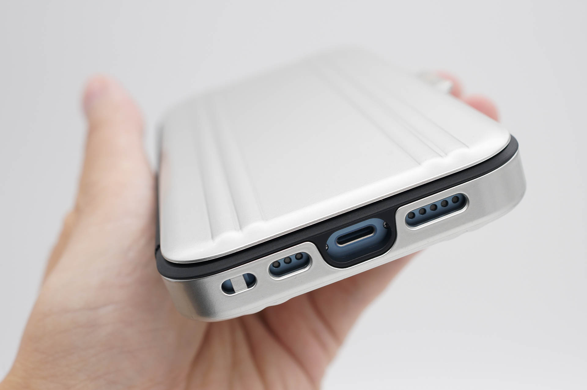 下端にストラップホールがある