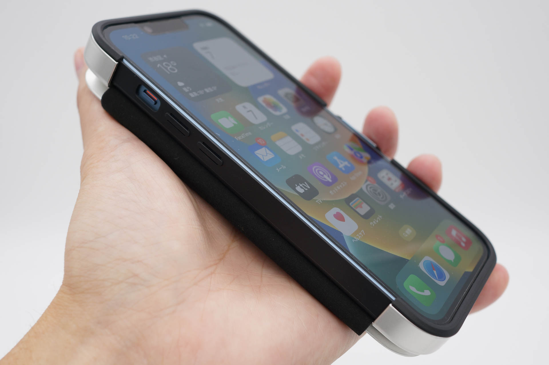 フリップを開いて後ろに回すこともできる