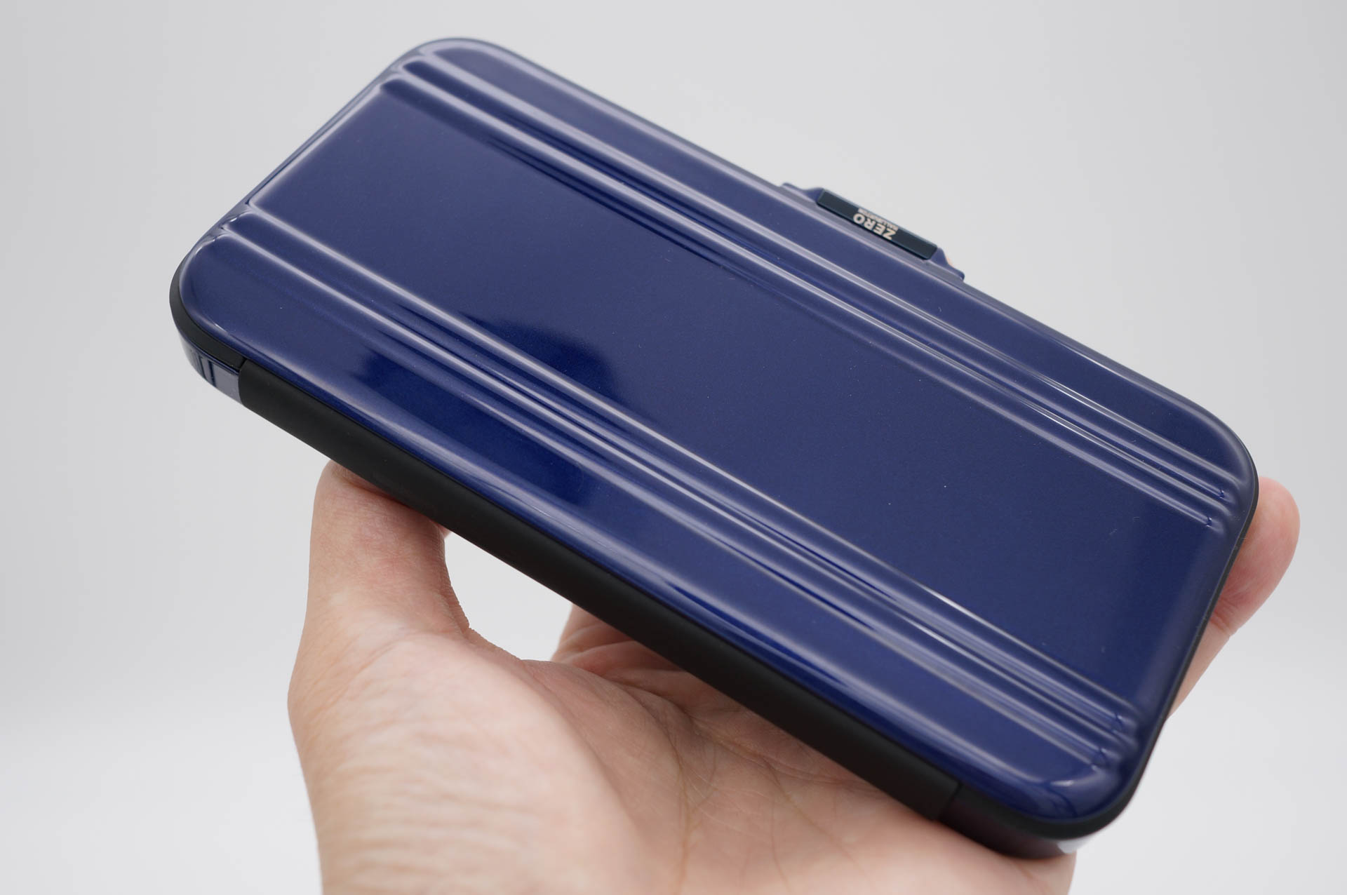 ブルーは映りこみがあるくらい強い光沢感