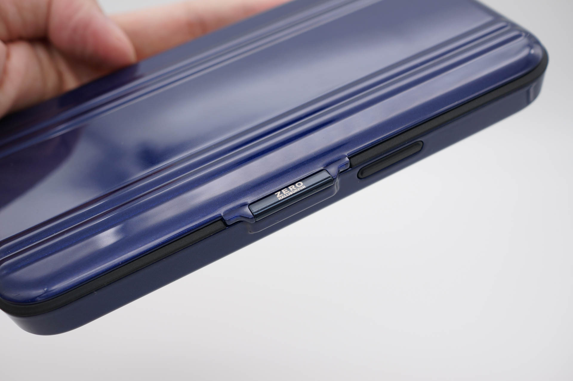 フリップの留め具は少し出っ張っている