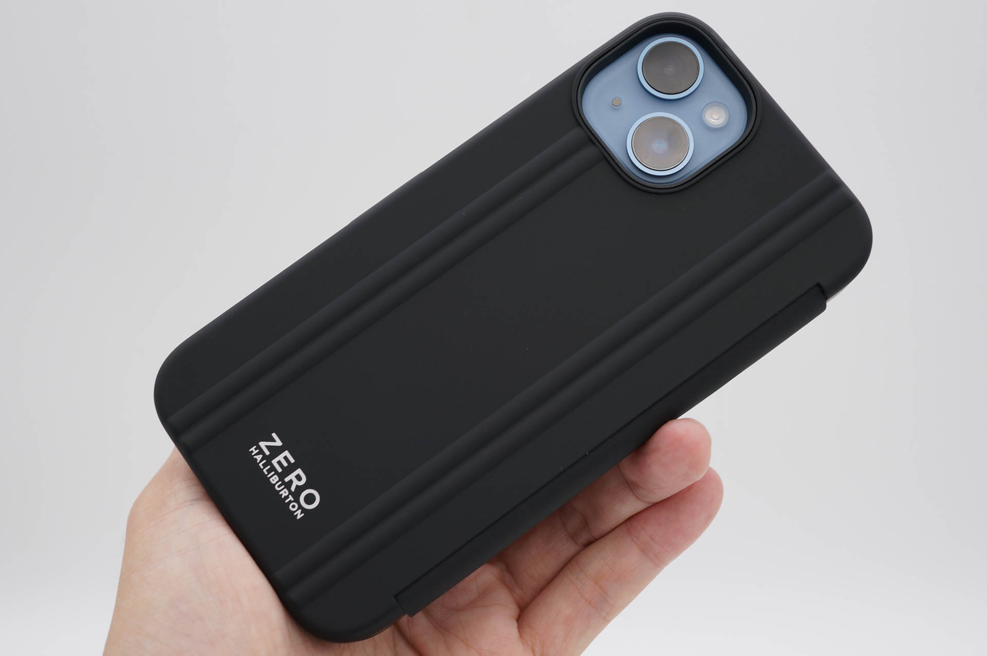 ブラックは光沢感がないゴム系の質感