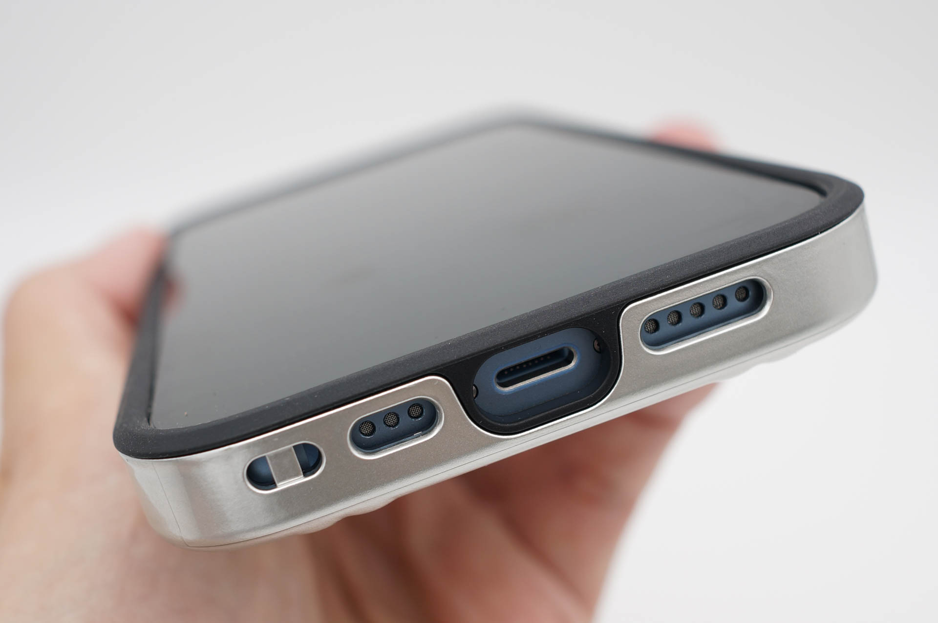 下端にストラップホールがある