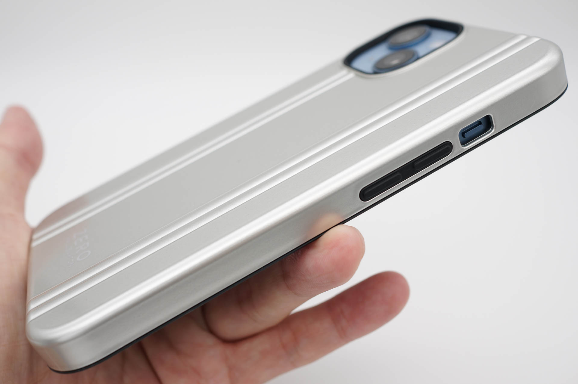 左側面。サイレントスイッチだけ露出する