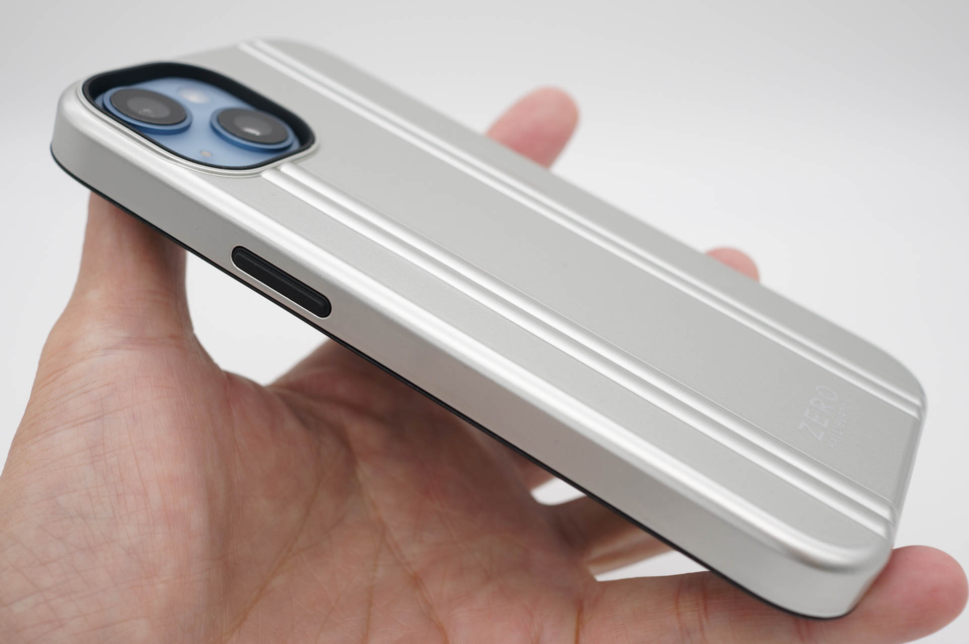 右側面。スイッチ部は全カラバリともに黒