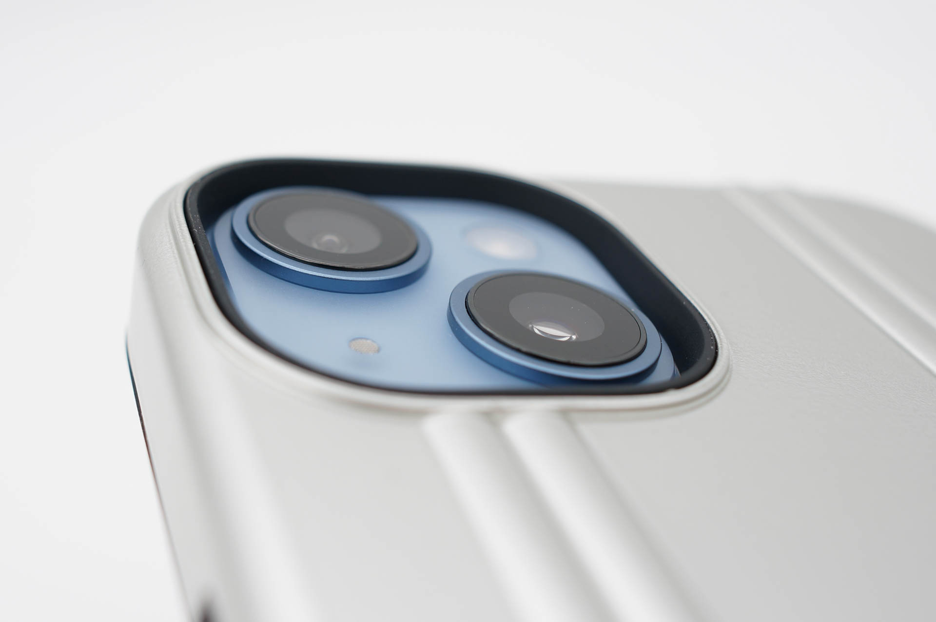 カメラ周辺部は少し出っ張っていて、レンズがほかのものにぶつかるのを防ぐ