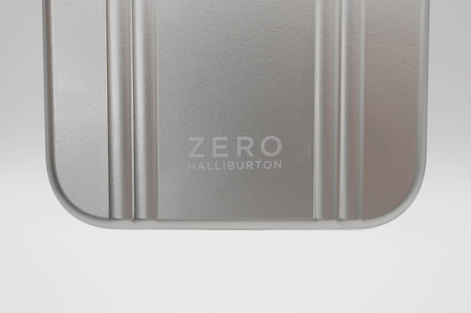 ポリカーボネート製だが、シルバーは金属っぽい仕上げ