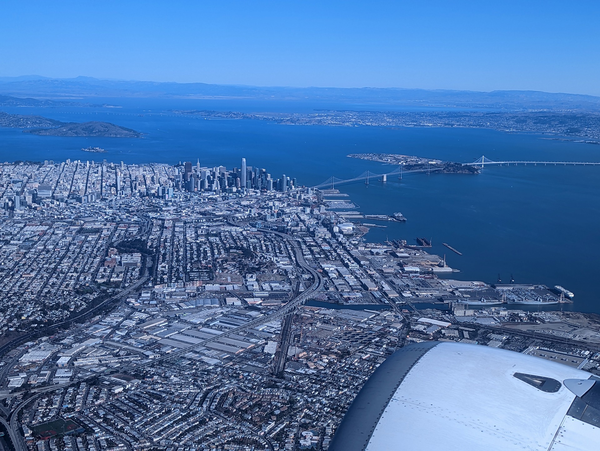サンフランシスコ国際空港を飛び立ってラスベガスへ向かうところ。サンフランシスコのダウンタウンとベイブリッジが見える