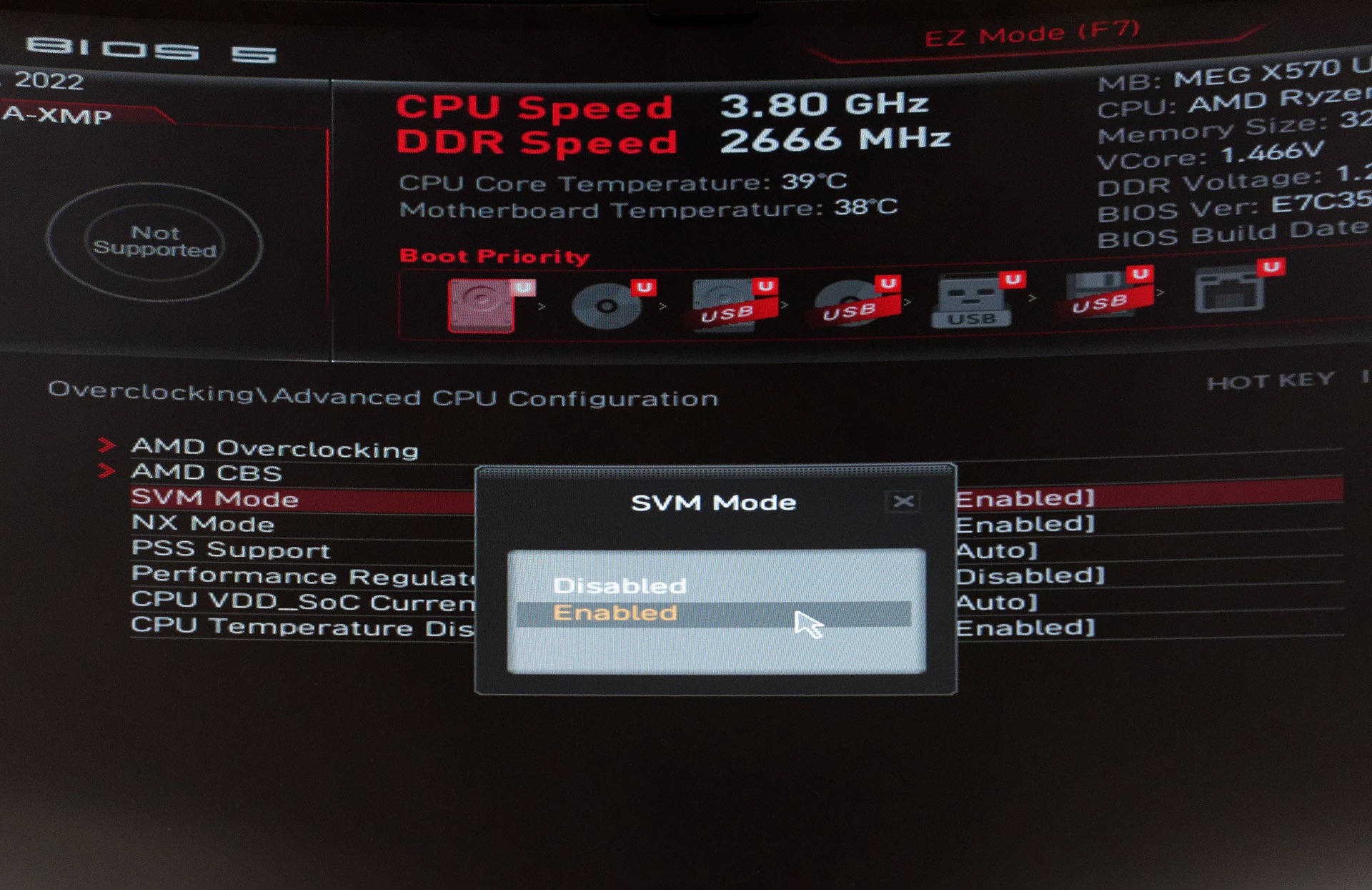 BIOS（UEFI）で「仮想化」を有効にする。AMD CPU搭載パソコンでは「SVMモード」がそれに当たる