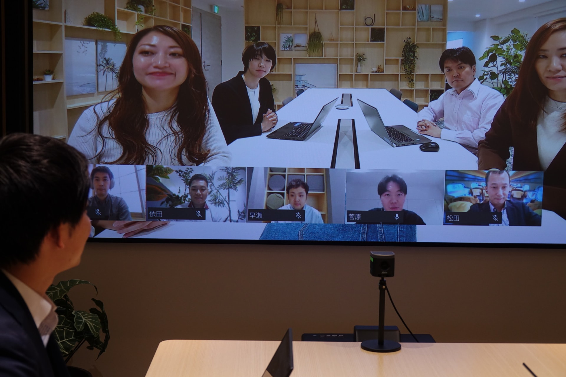 「ジーンズの後ろの色をもう少し濃くできませんか？」　高画質かつ大画面なディスプレイのおかげでこんなやりとりもできる。下に並ぶのはリモートで参加する人