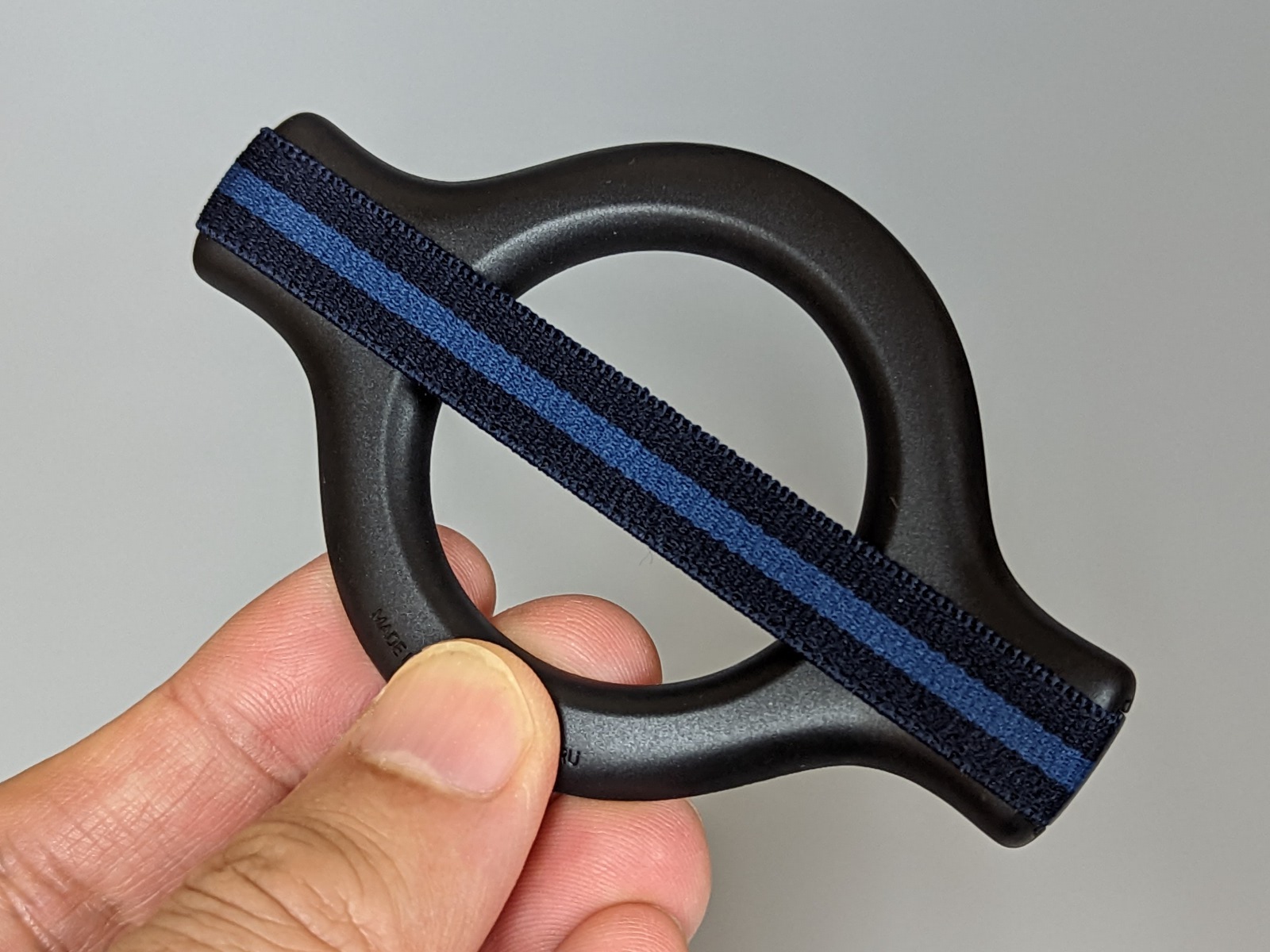 製品本体。布製のバンドが対角線上に張られている