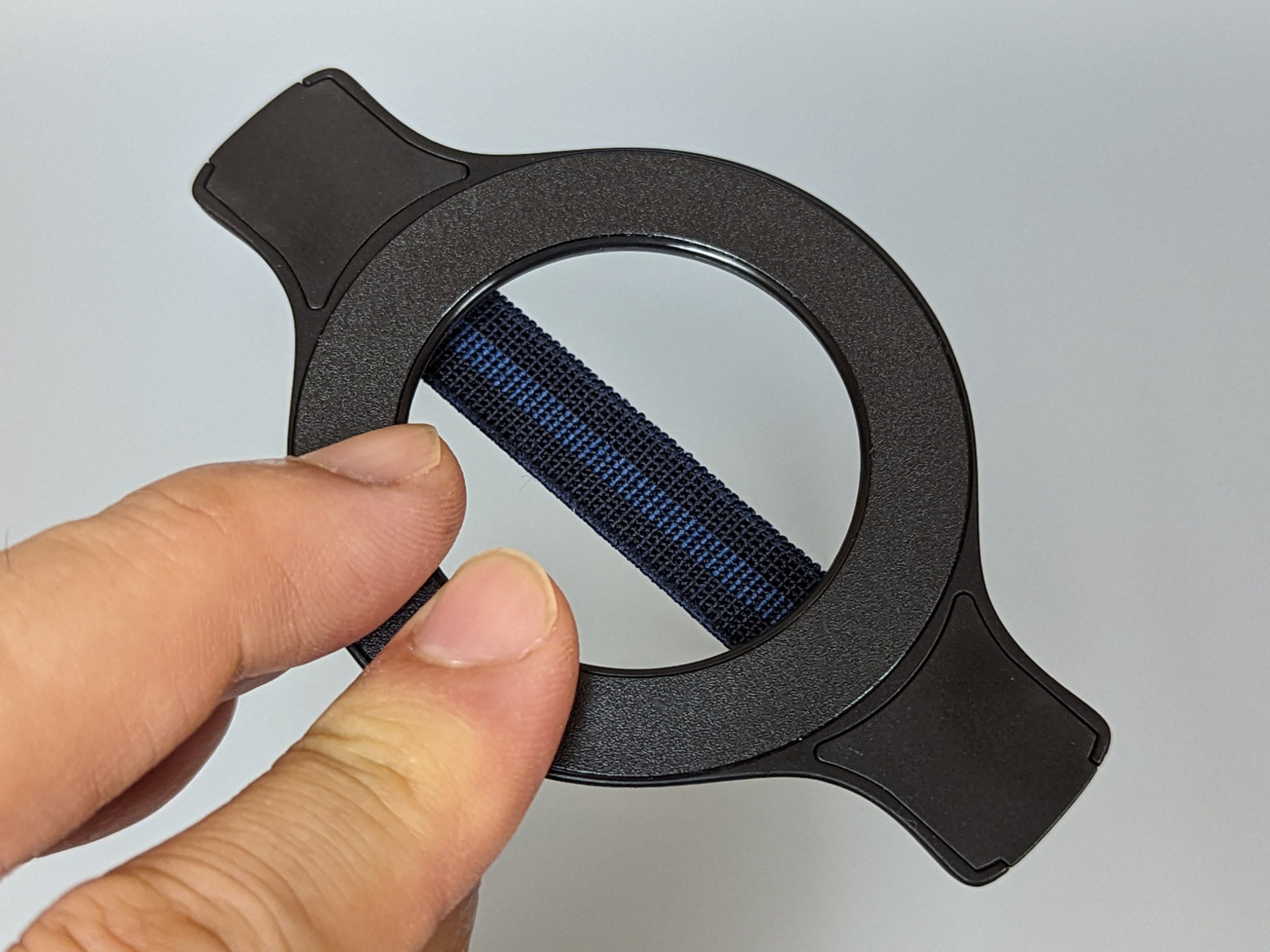 裏面。MagSafeに磁力で吸着させる仕組み