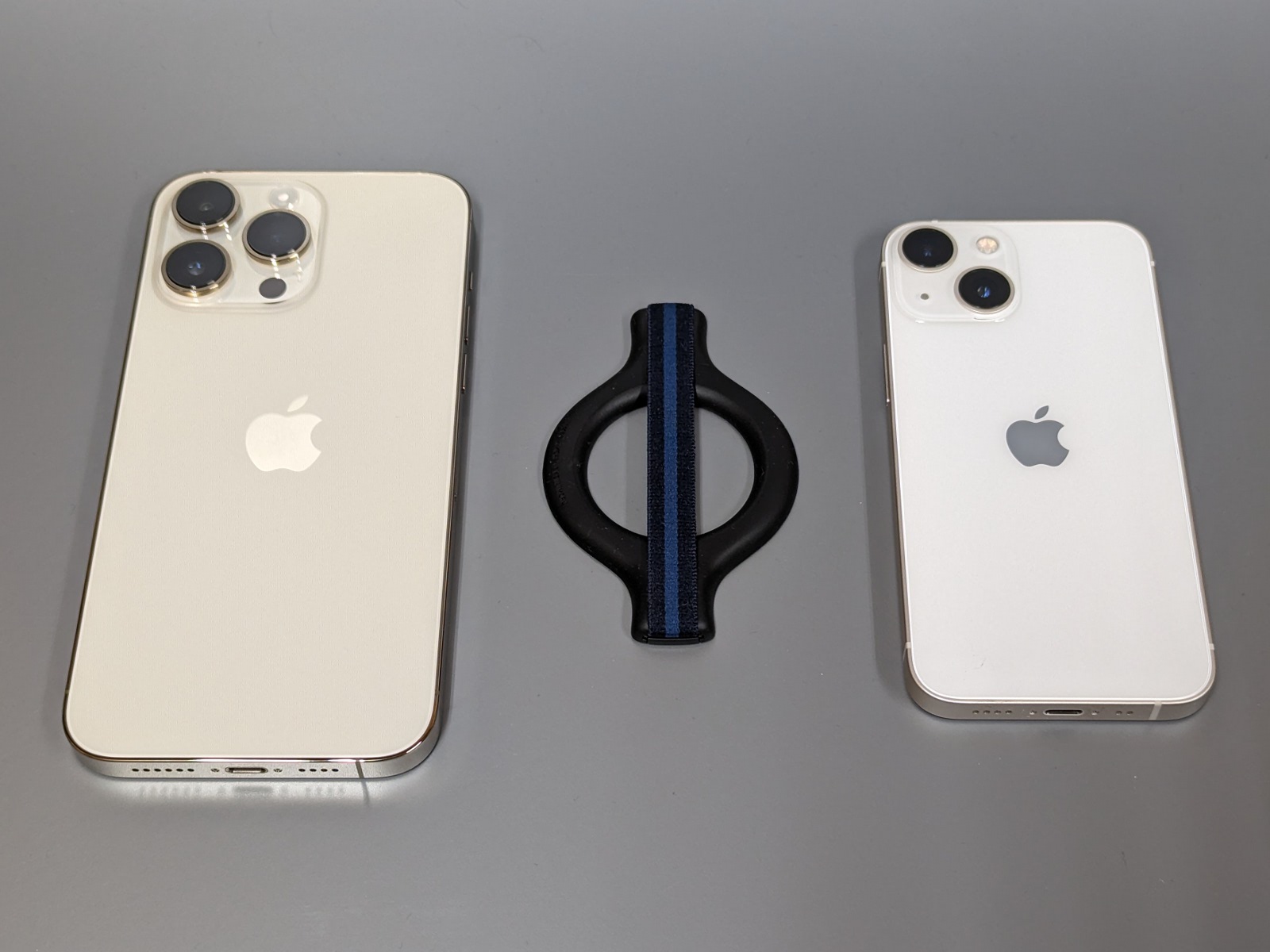 iPhone 14 Pro Max（左）とiPhone 13 mini（右）とのサイズ比較